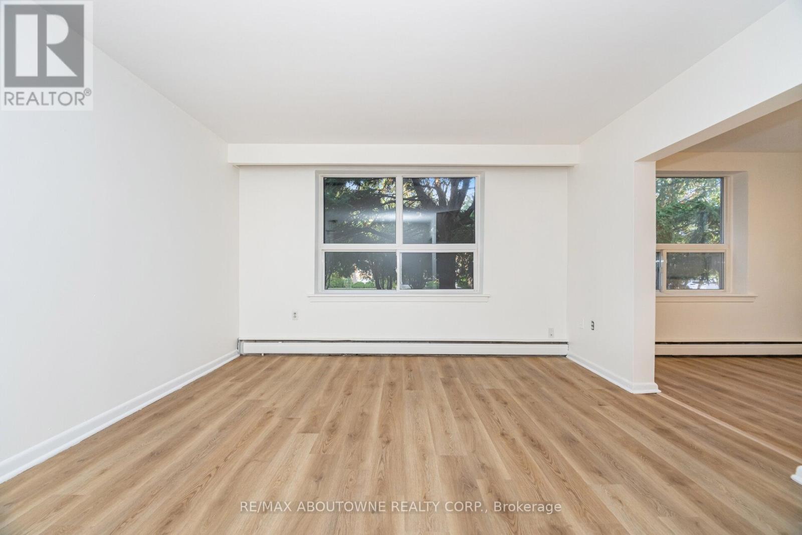 4 - 2144 Lilnan Court, Burlington, Ontario  L7R 1Y3 - Photo 5 - W12500094