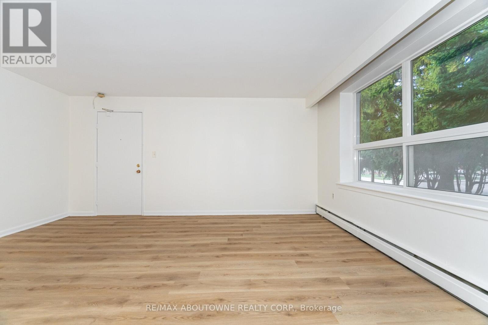 4 - 2144 Lilnan Court, Burlington, Ontario  L7R 1Y3 - Photo 6 - W12500094