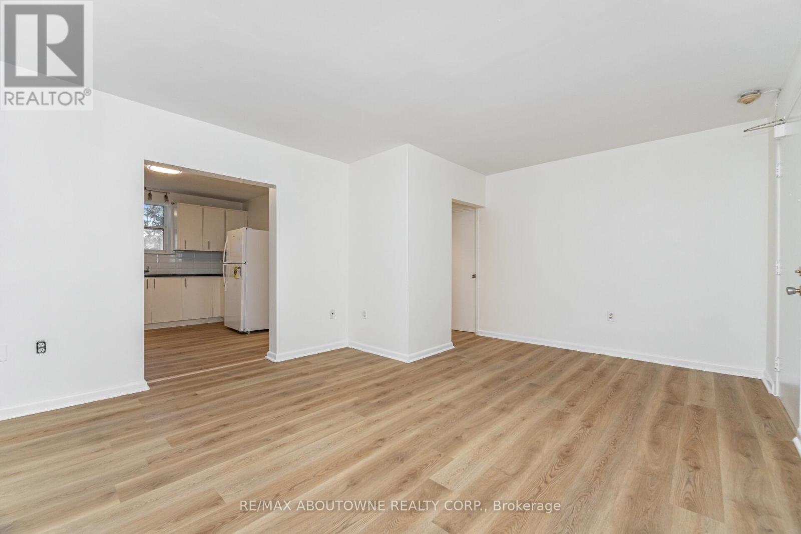 4 - 2144 Lilnan Court, Burlington, Ontario  L7R 1Y3 - Photo 8 - W12500094