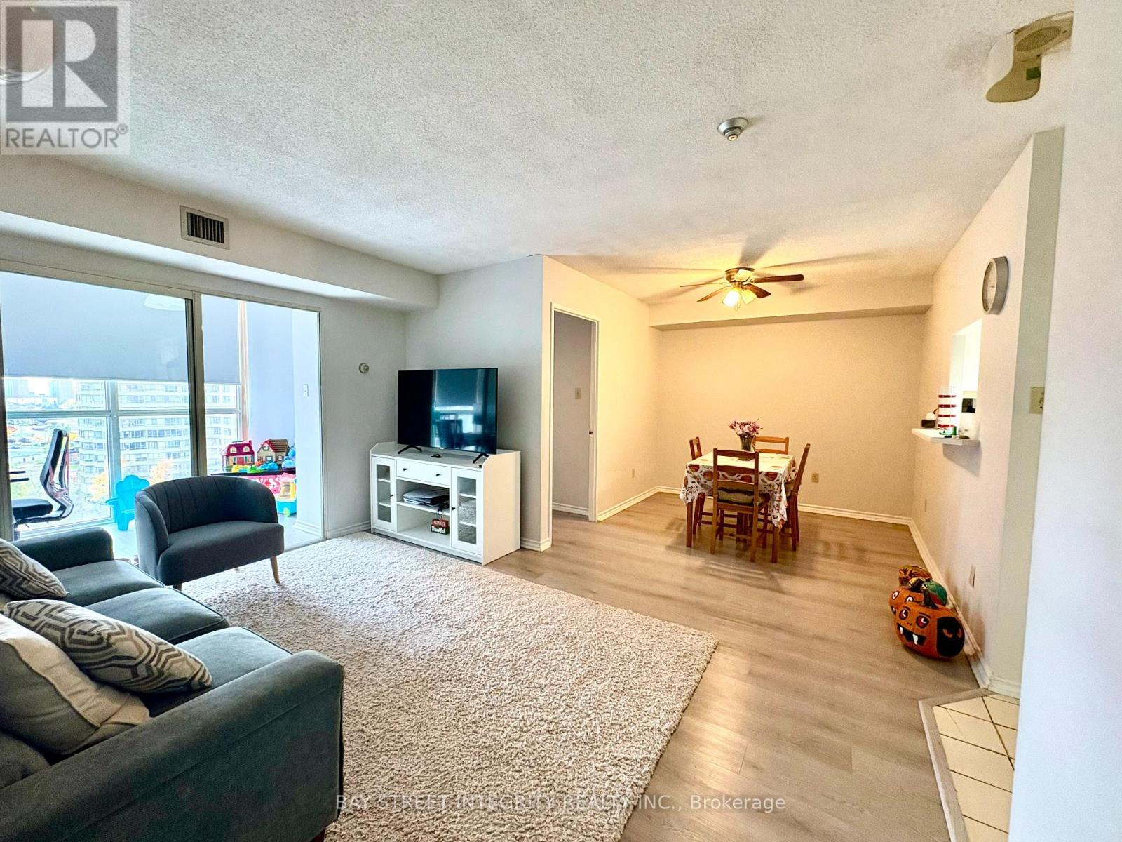 1011 - 265 Enfield Place, Mississauga, Ontario L5B 3Y7 - Photo 5 - W12494388