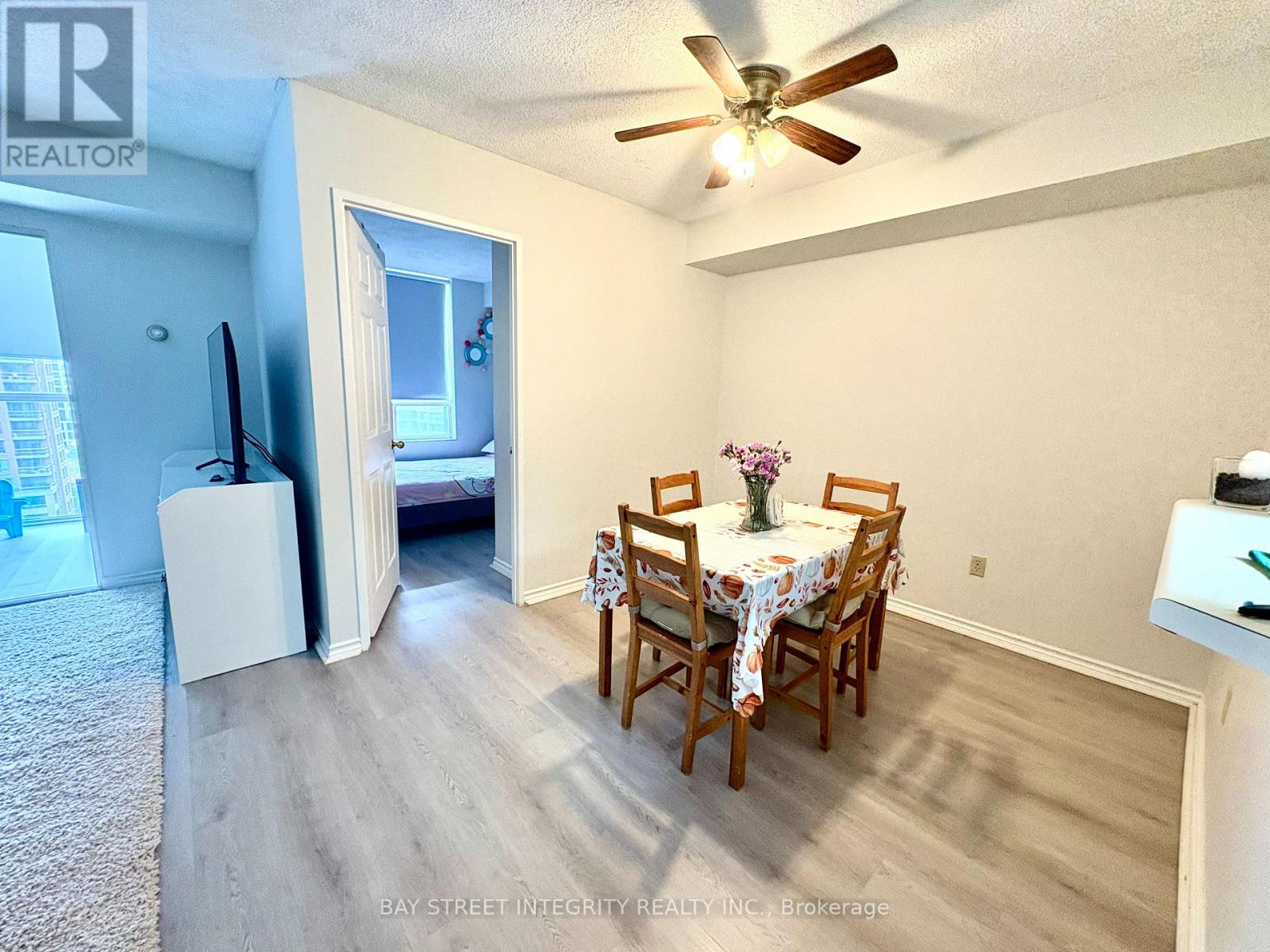 1011 - 265 Enfield Place, Mississauga, Ontario L5B 3Y7 - Photo 6 - W12494388