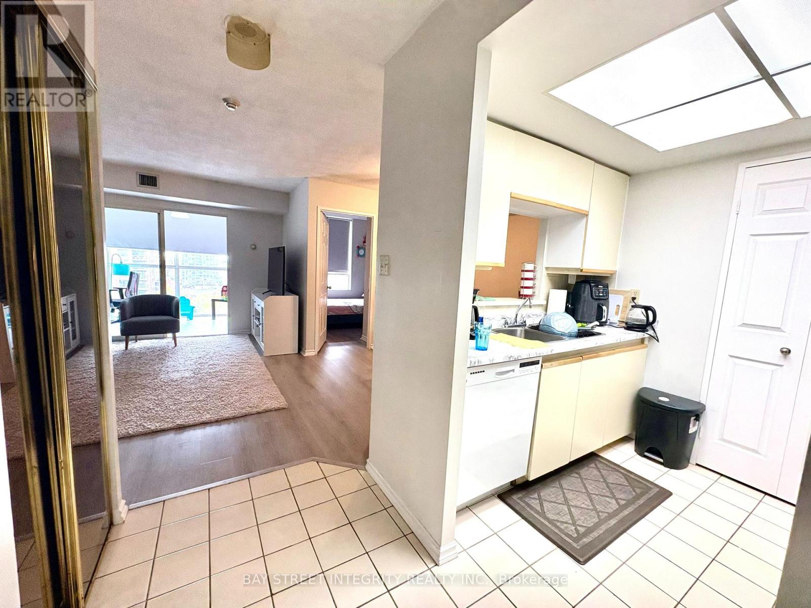 1011 - 265 Enfield Place, Mississauga, Ontario L5B 3Y7 - Photo 4 - W12494388