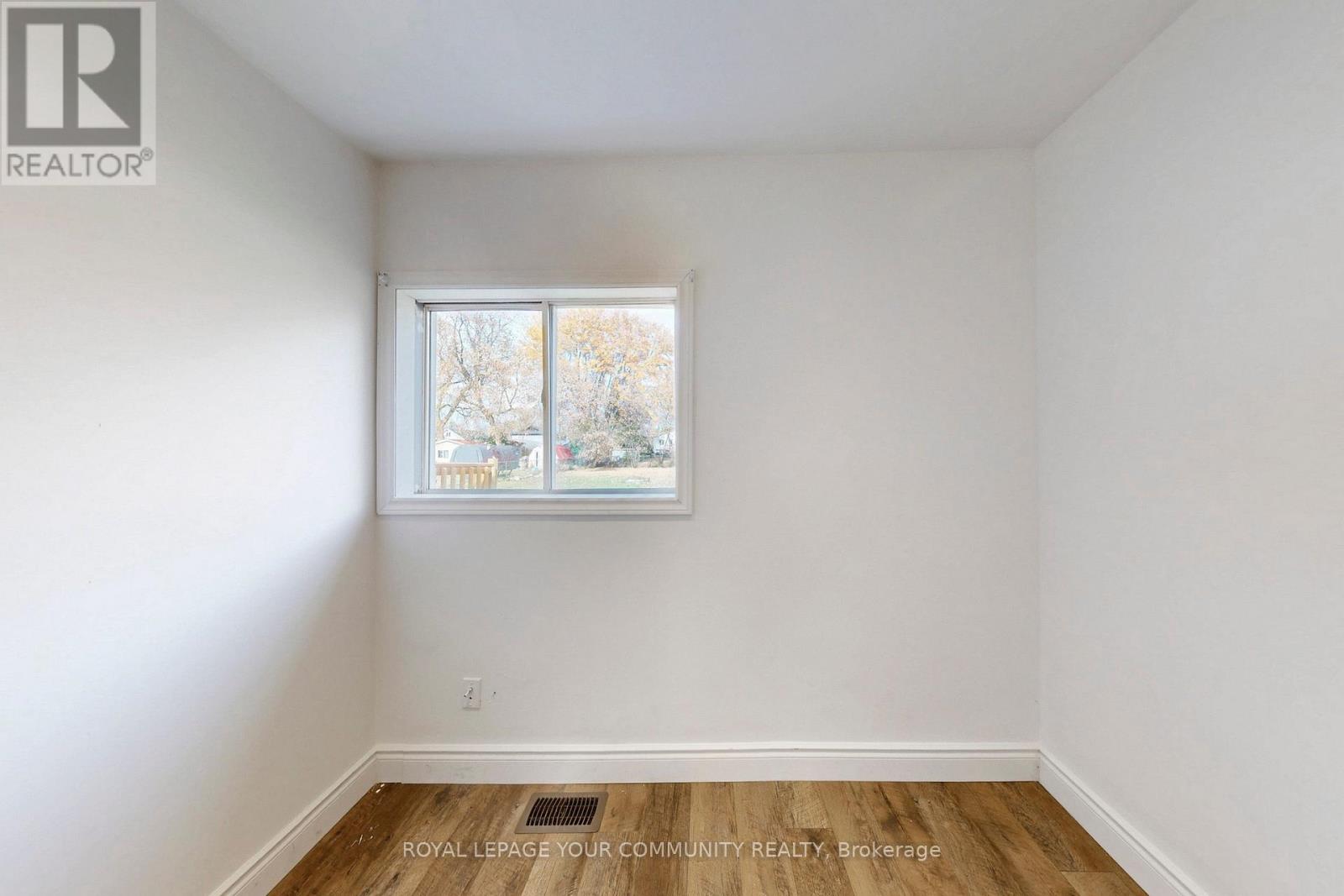 240 Royal Road, Georgina, Ontario  L4P 2T8 - Photo 24 - N12483496