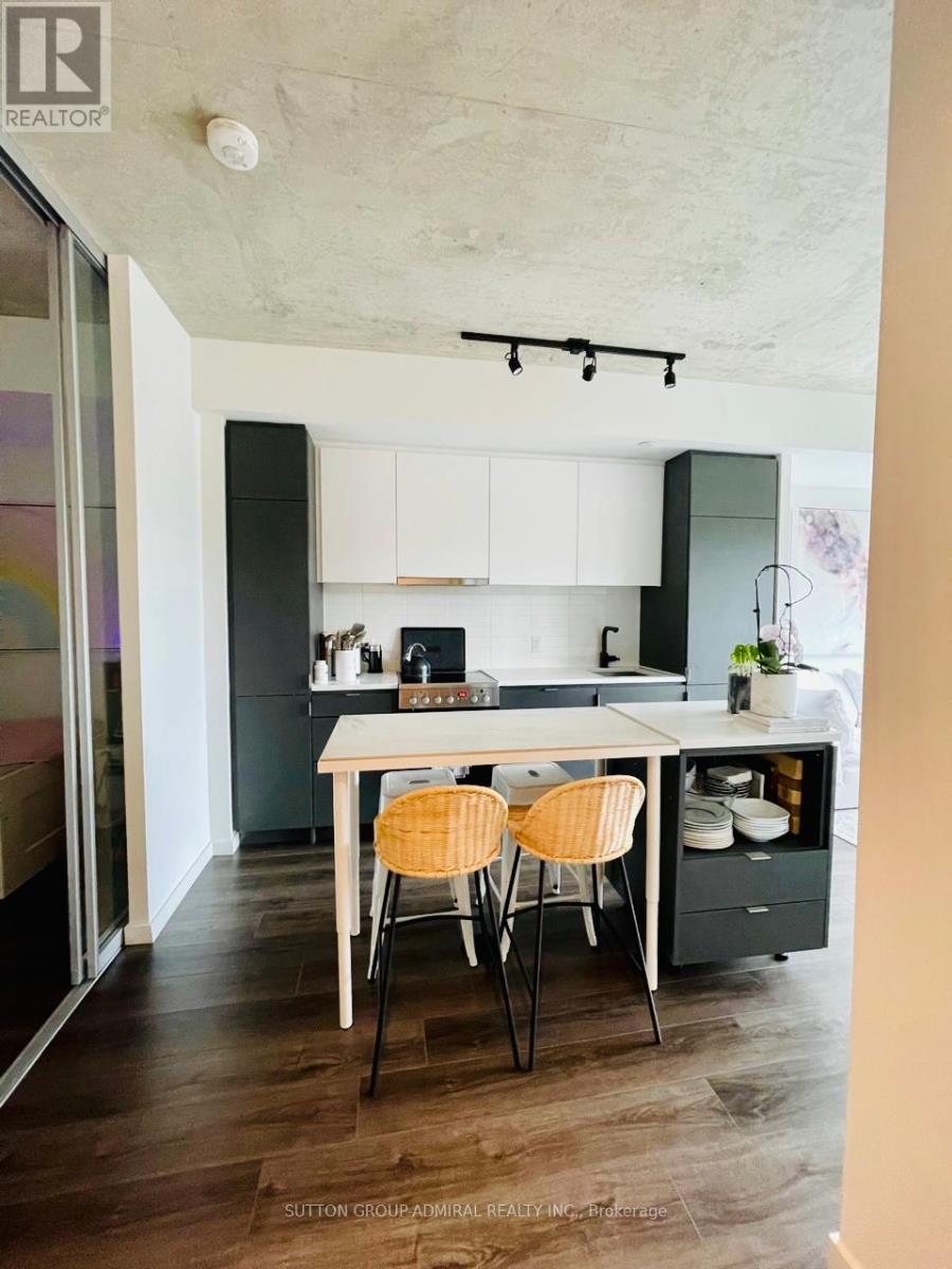 323 - 7 Smith Crescent, Toronto, Ontario  M8Z 0G3 - Photo 2 - W12382010