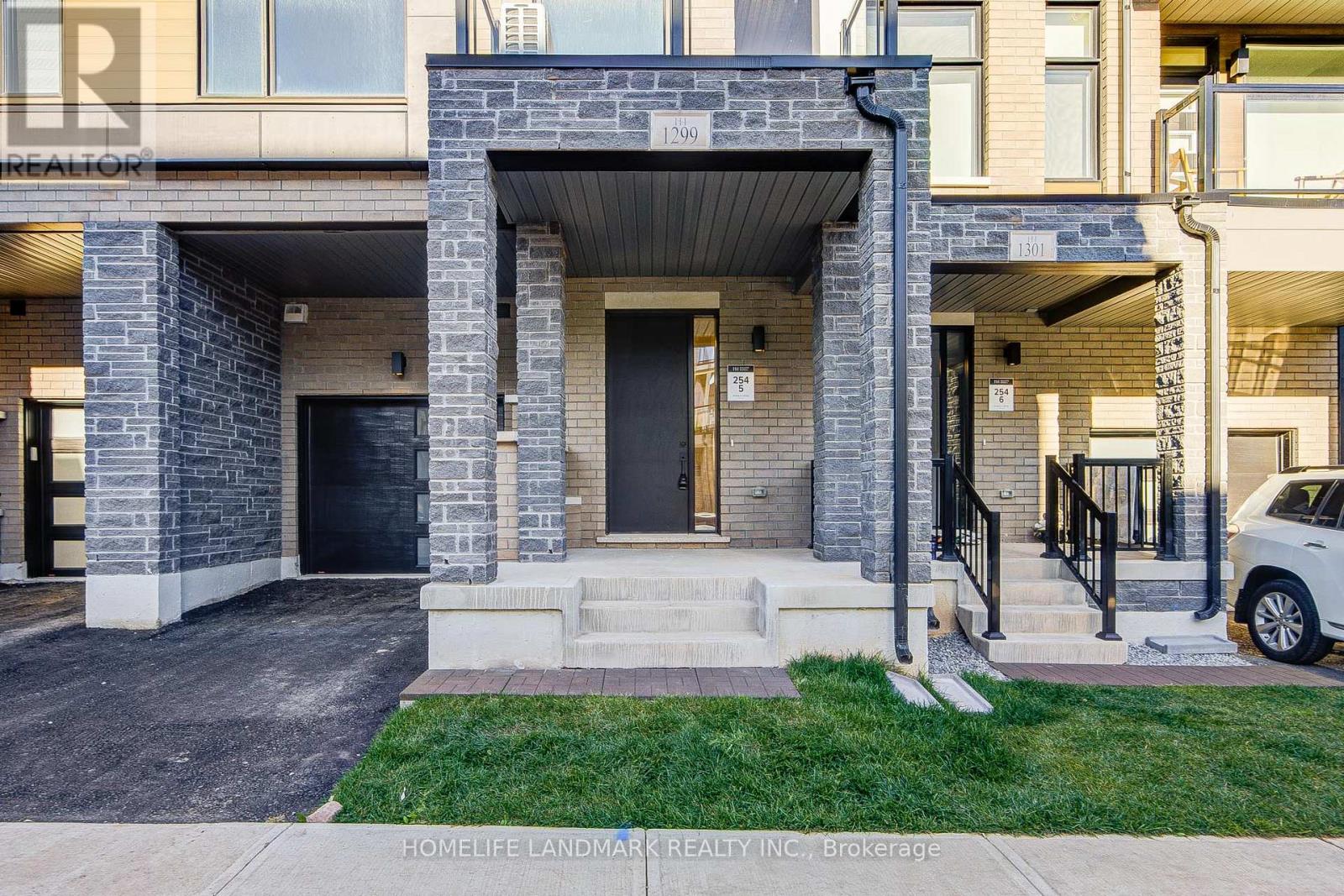 1299 Dempster Lane, Oakville, Ontario  L6H 7Z2 - Photo 2 - W12496062