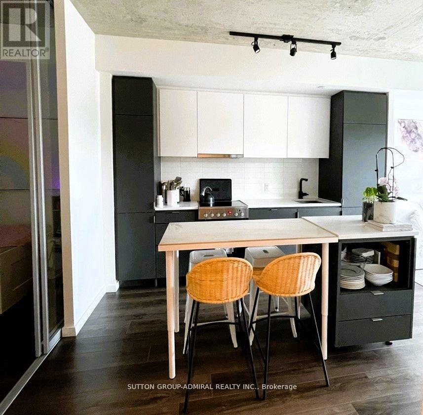 323 - 7 Smith Crescent, Toronto, Ontario  M8Z 0G3 - Photo 2 - W12268215