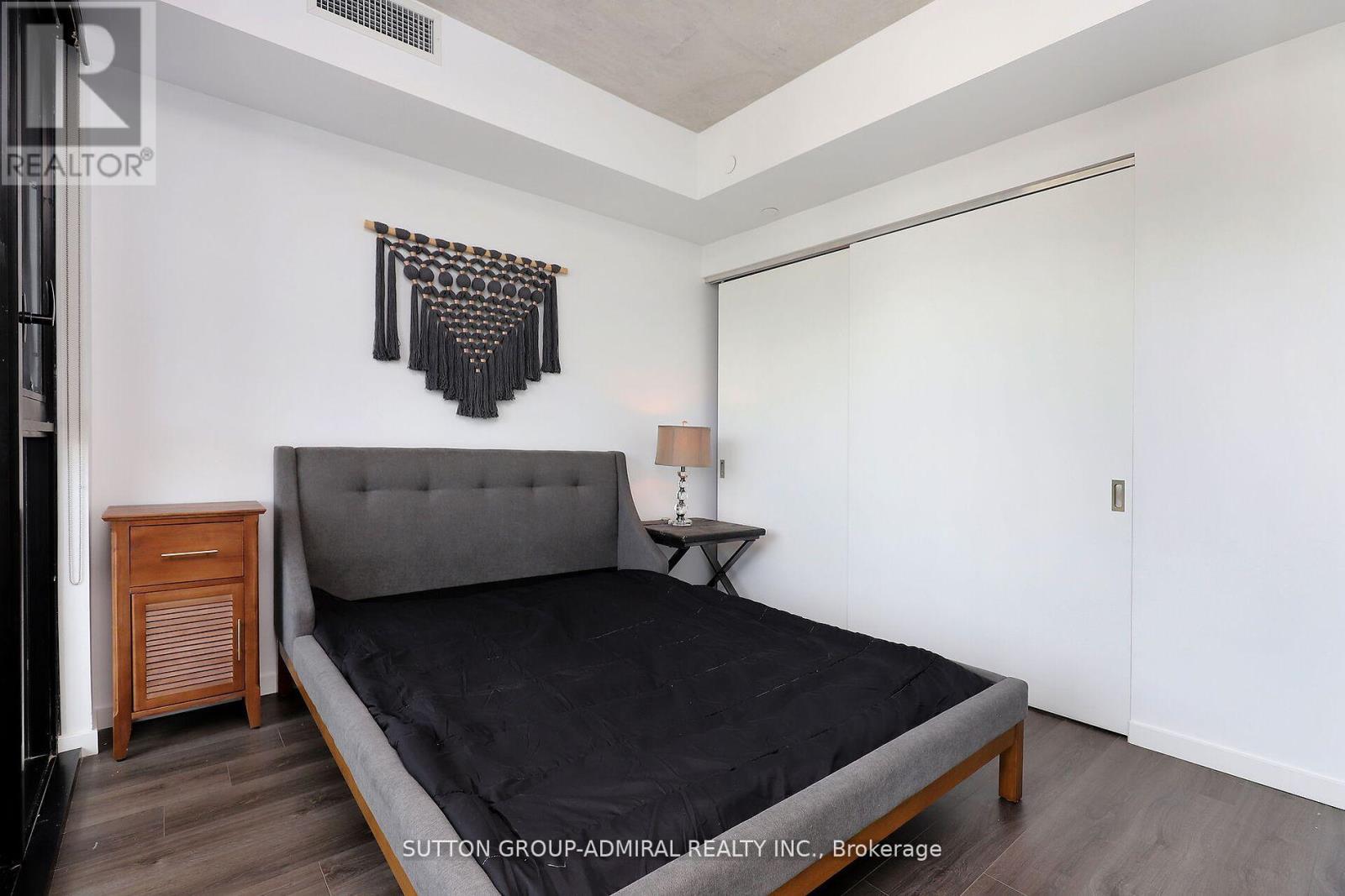 323 - 7 Smith Crescent, Toronto, Ontario  M8Z 0G3 - Photo 5 - W12268215