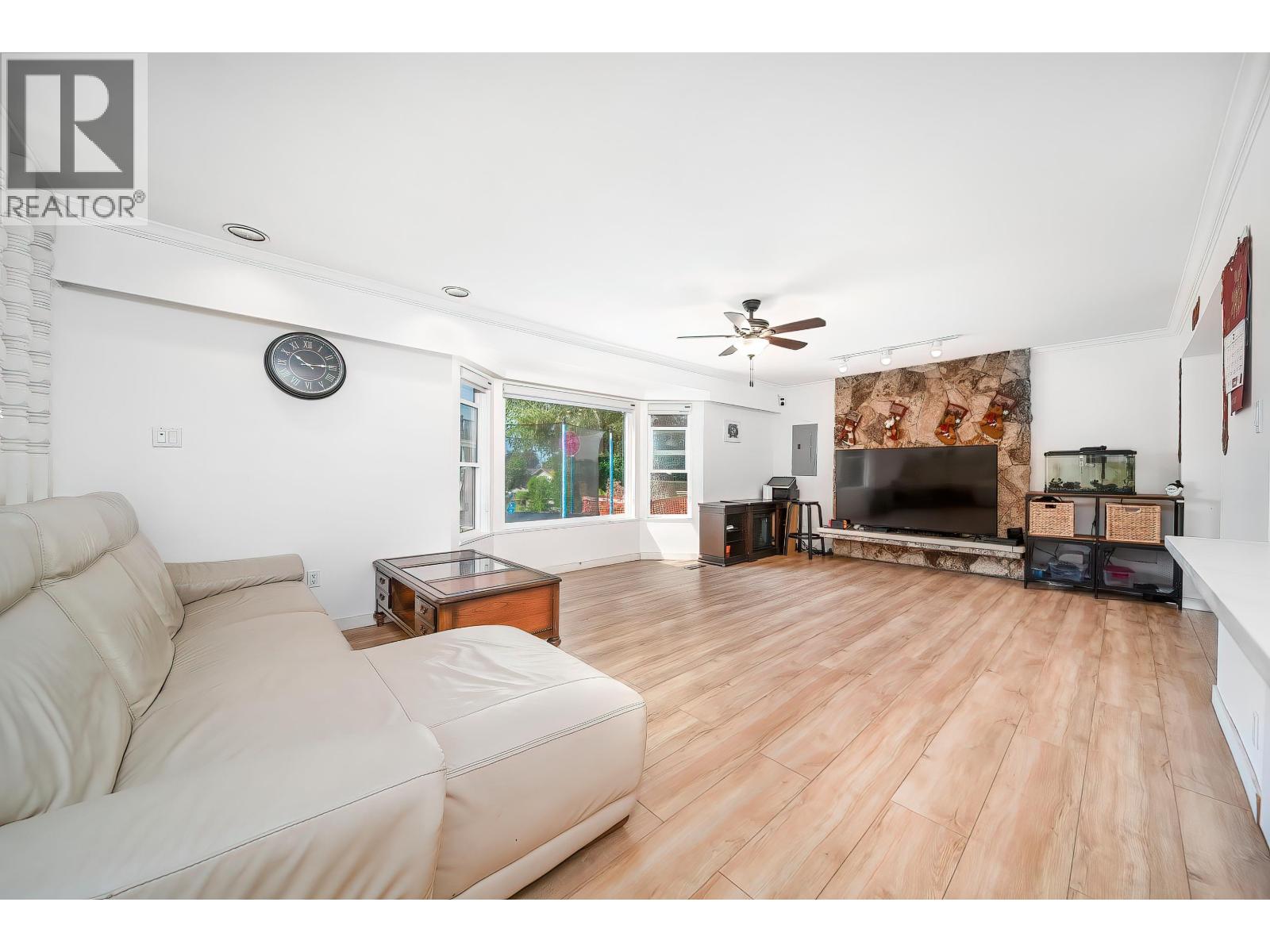 2011 Paulus Crescent, Burnaby, British Columbia  V5A 2M2 - Photo 5 - R3063688