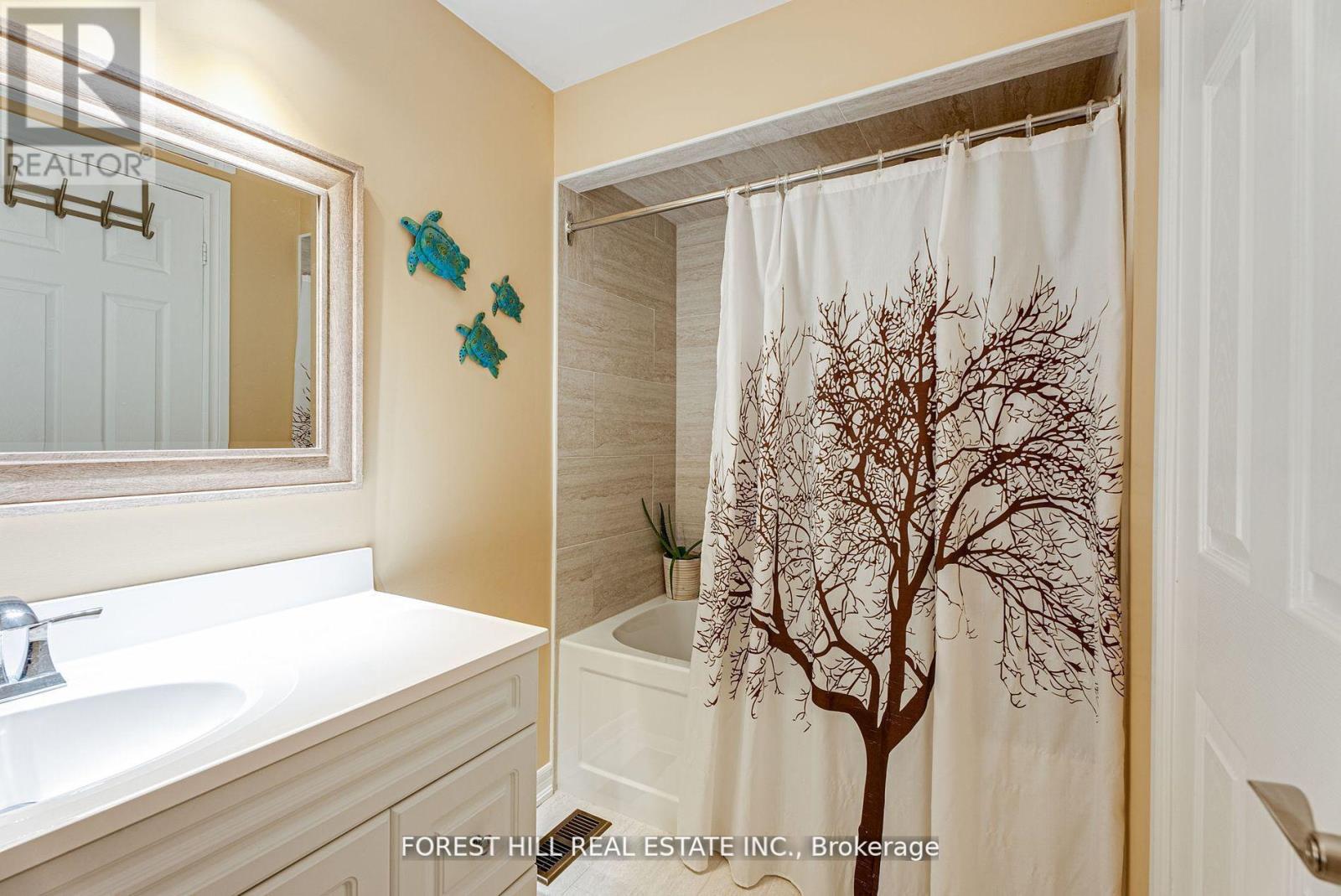 5837 Yonge Street, Innisfil, Ontario  L0L 1K0 - Photo 12 - N12394730