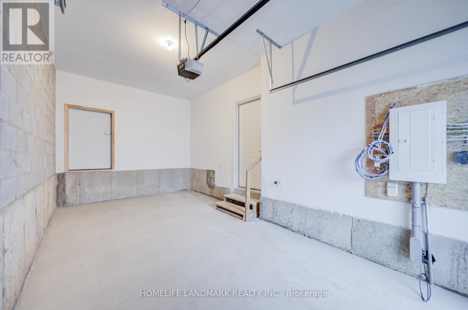 1299 Dempster Lane, Oakville, Ontario  L6H 7Z2 - Photo 39 - W12496062