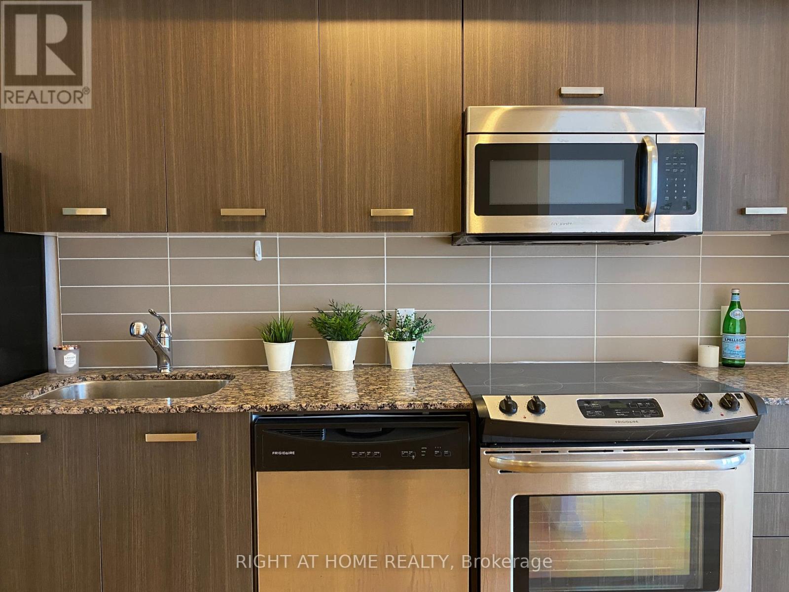 4506 - 832 Bay Street, Toronto, Ontario  M5S 1Z6 - Photo 3 - C12500248