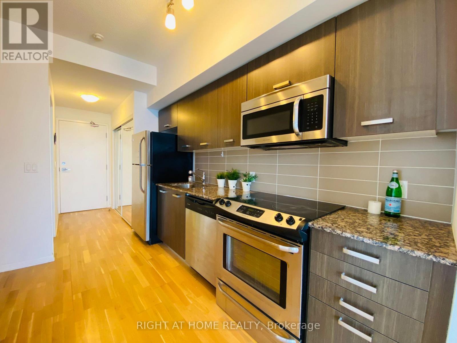 4506 - 832 Bay Street, Toronto, Ontario  M5S 1Z6 - Photo 4 - C12500248