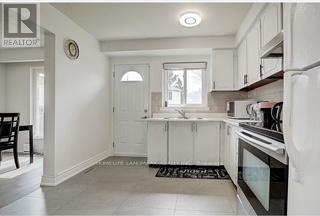 12 Dragoon Crescent, Toronto, Ontario  M1V 1N4 - Photo 4 - E12500272