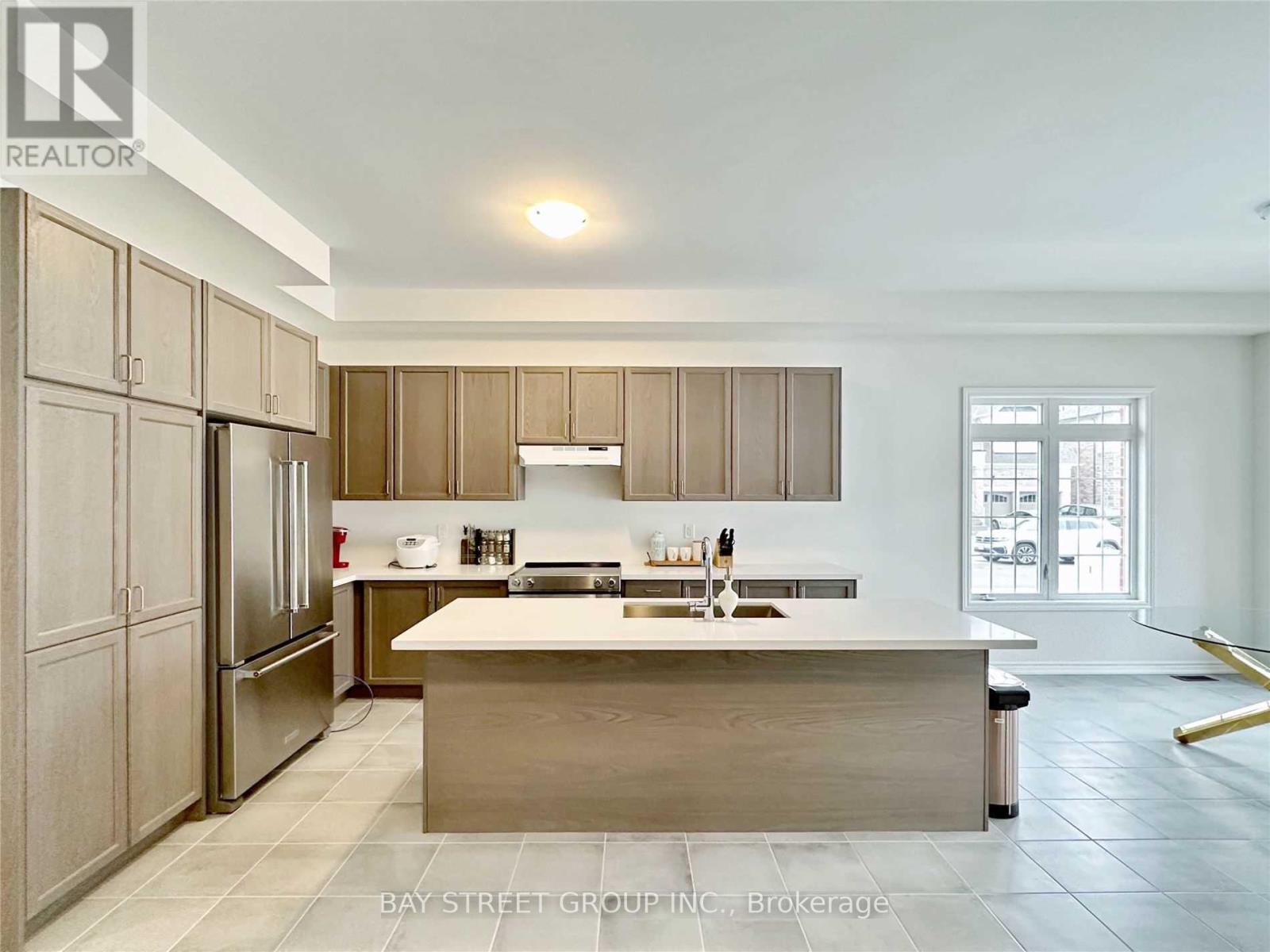 2 Valleo Street N, Georgina, Ontario  L4P 0J9 - Photo 13 - N12500290