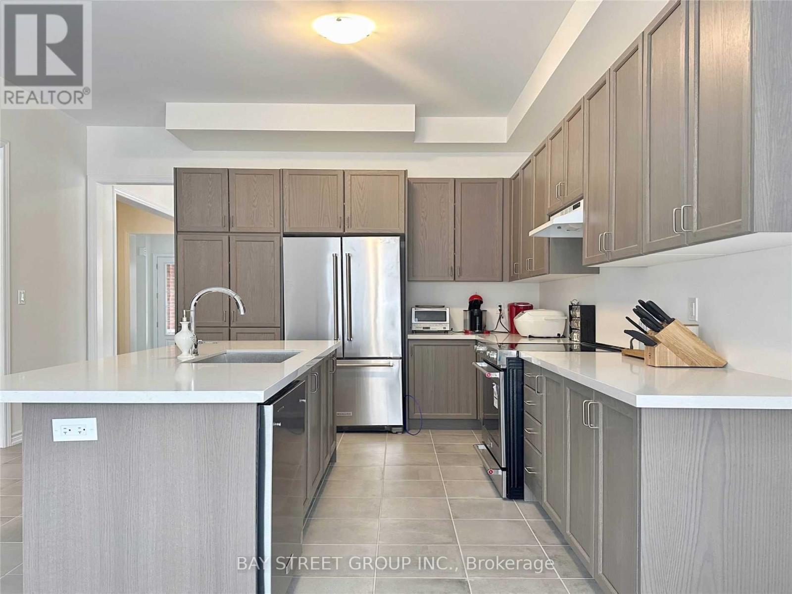 2 Valleo Street N, Georgina, Ontario  L4P 0J9 - Photo 15 - N12500290