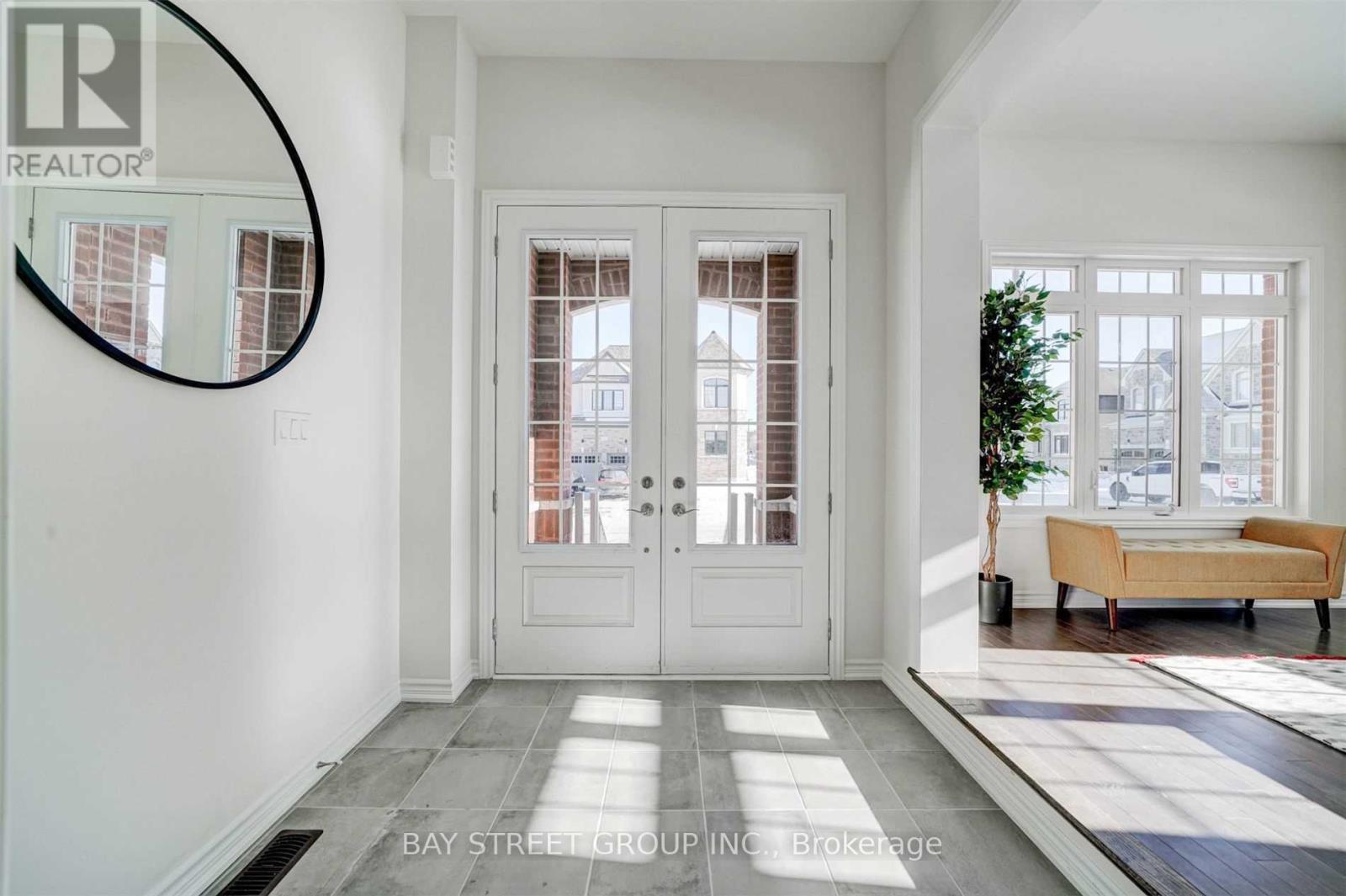 2 Valleo Street N, Georgina, Ontario  L4P 0J9 - Photo 2 - N12500290