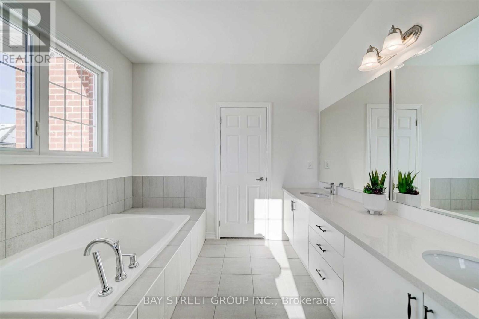 2 Valleo Street N, Georgina, Ontario  L4P 0J9 - Photo 29 - N12500290