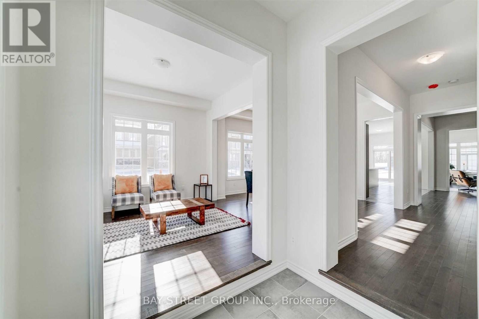 2 Valleo Street N, Georgina, Ontario  L4P 0J9 - Photo 3 - N12500290