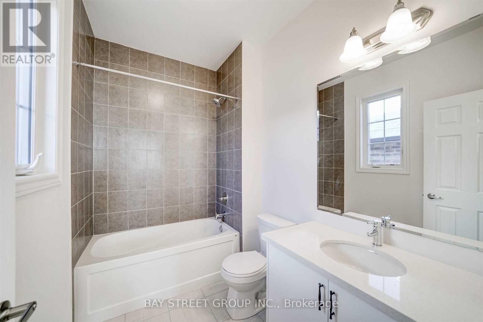 2 Valleo Street N, Georgina, Ontario  L4P 0J9 - Photo 32 - N12500290