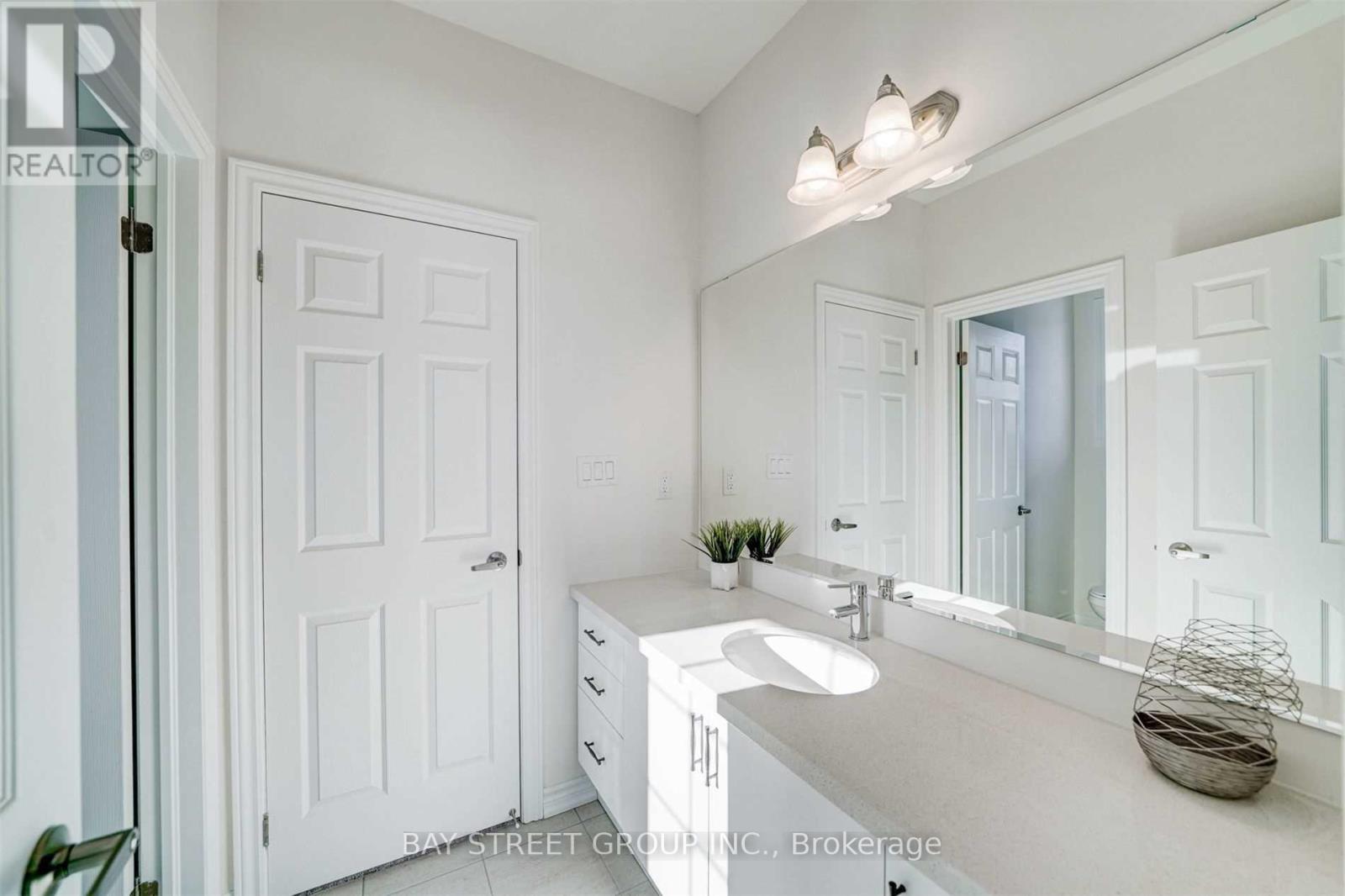 2 Valleo Street N, Georgina, Ontario  L4P 0J9 - Photo 34 - N12500290