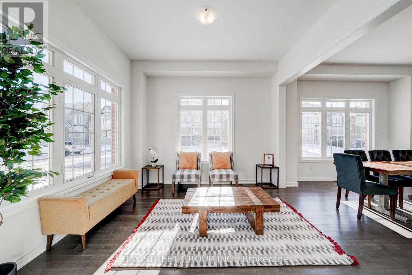 2 Valleo Street N, Georgina, Ontario  L4P 0J9 - Photo 4 - N12500290