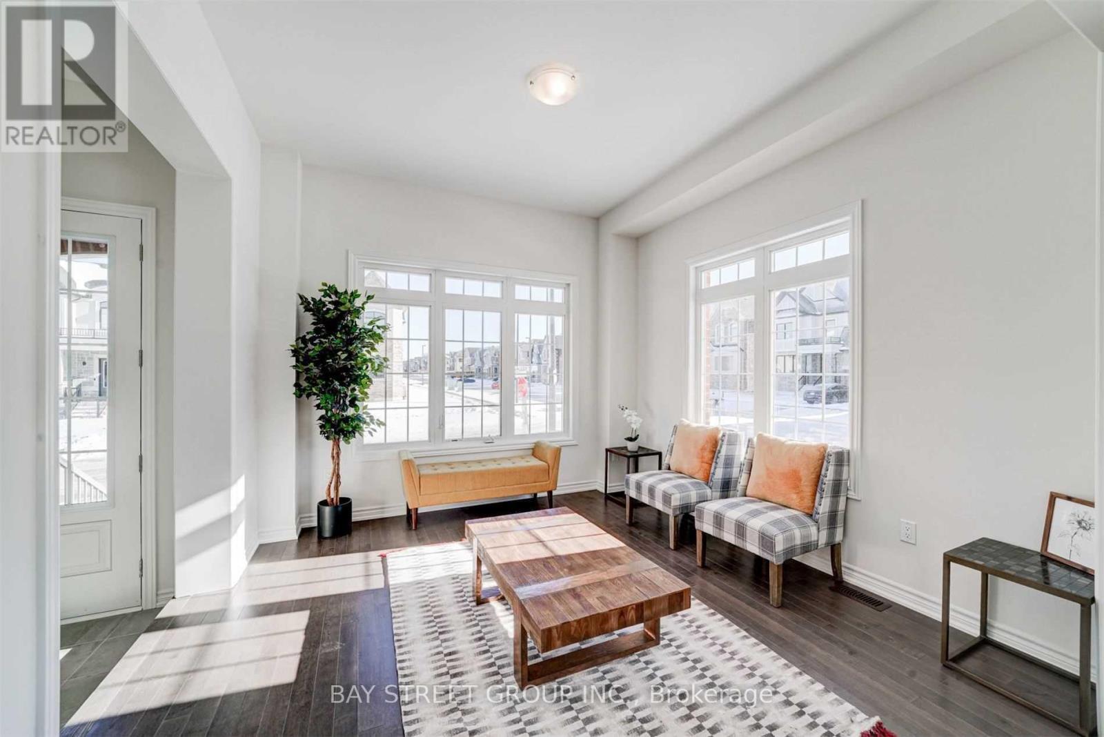 2 Valleo Street N, Georgina, Ontario  L4P 0J9 - Photo 6 - N12500290