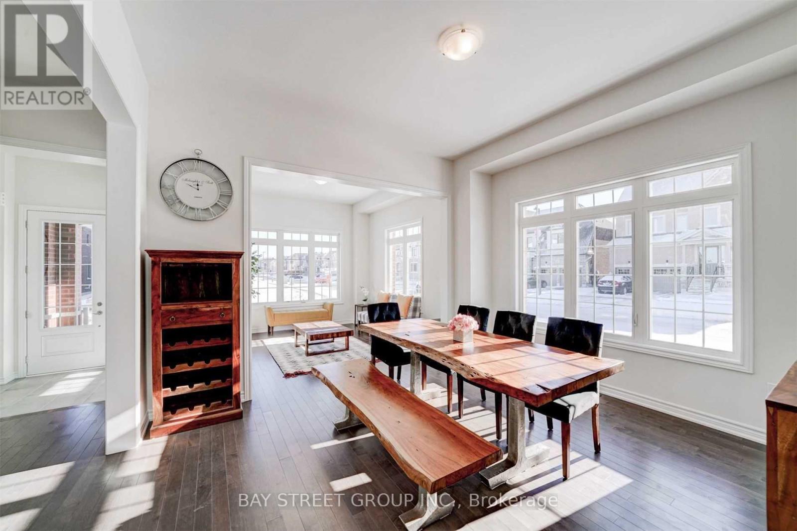 2 Valleo Street N, Georgina, Ontario  L4P 0J9 - Photo 9 - N12500290