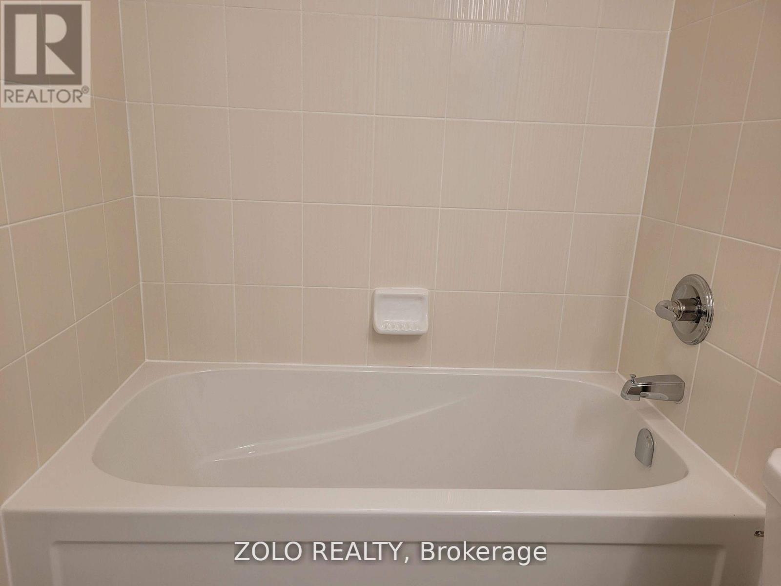 28 Remembrance Road S, Brampton, Ontario  L7A 0A7 - Photo 7 - W12500316