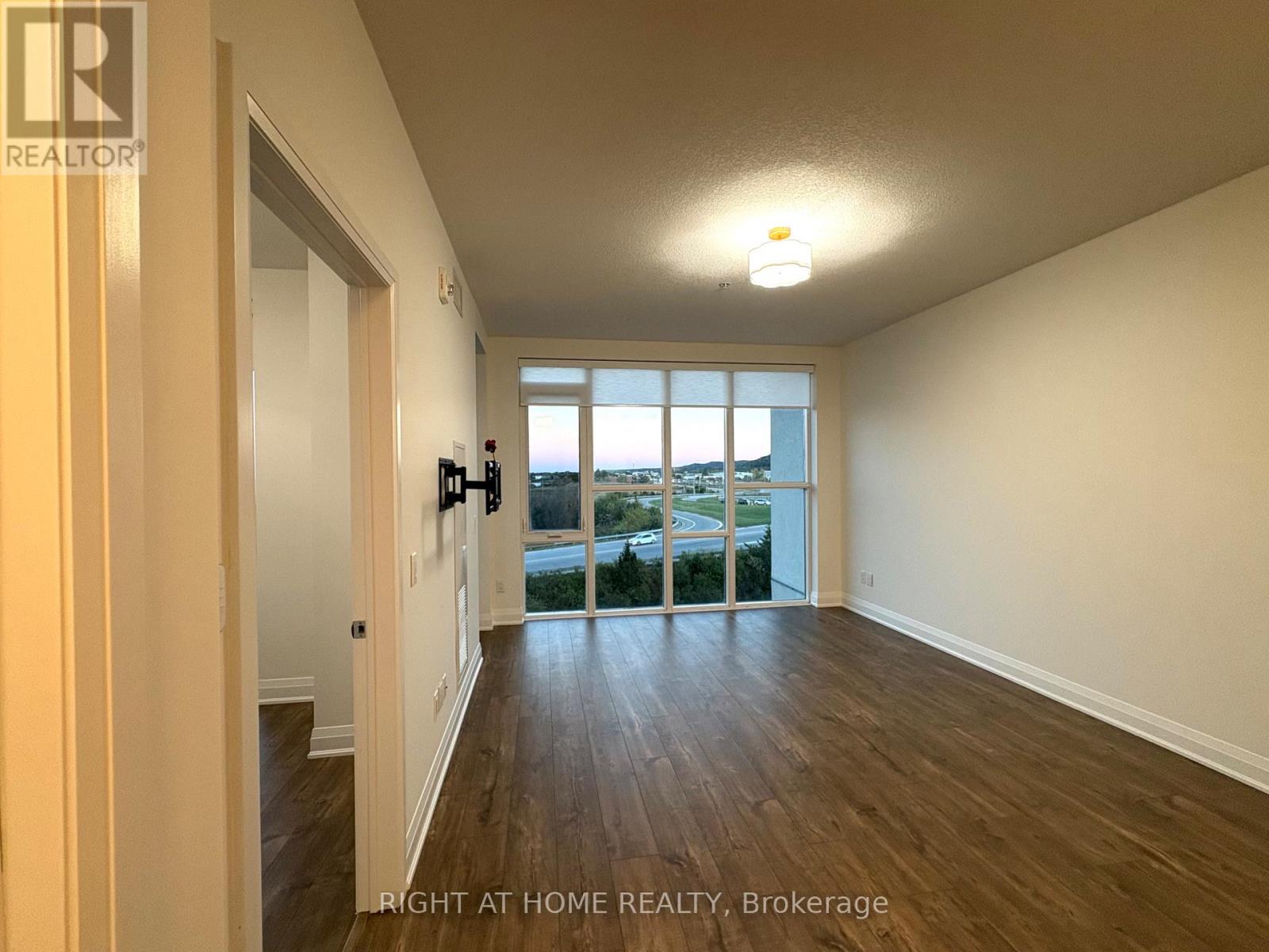 513 - 16 Concord Place, Grimsby, Ontario  L3M 0J1 - Photo 5 - X12500330