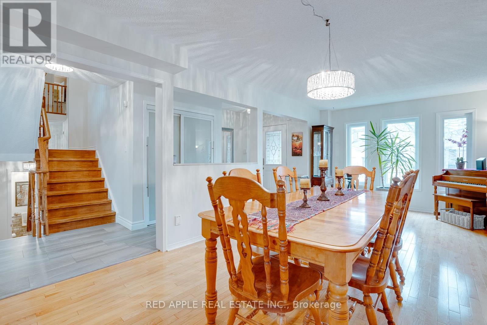 60 Snedden Avenue, Aurora, Ontario  L4G 7K6 - Photo 4 - N12500374