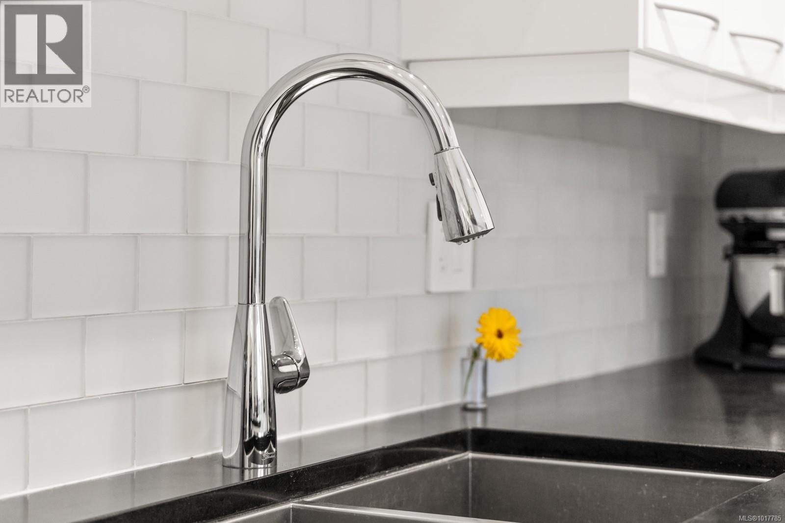 404 Constance Ave, Esquimalt, British Columbia  V9A 6N3 - Photo 11 - 1017785