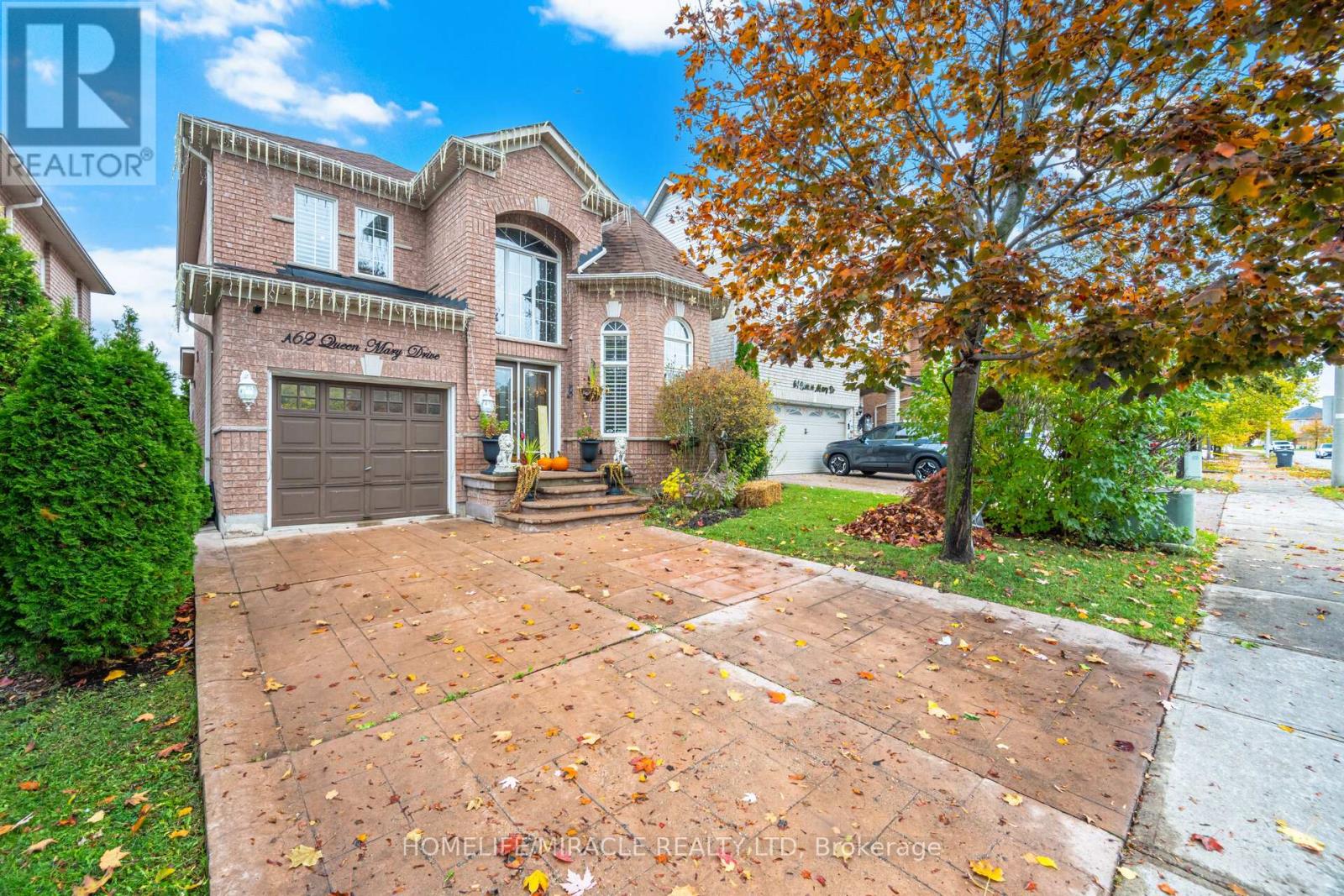 62 Queen Mary Drive, Brampton, Ontario  L7A 2K3 - Photo 2 - W12500396