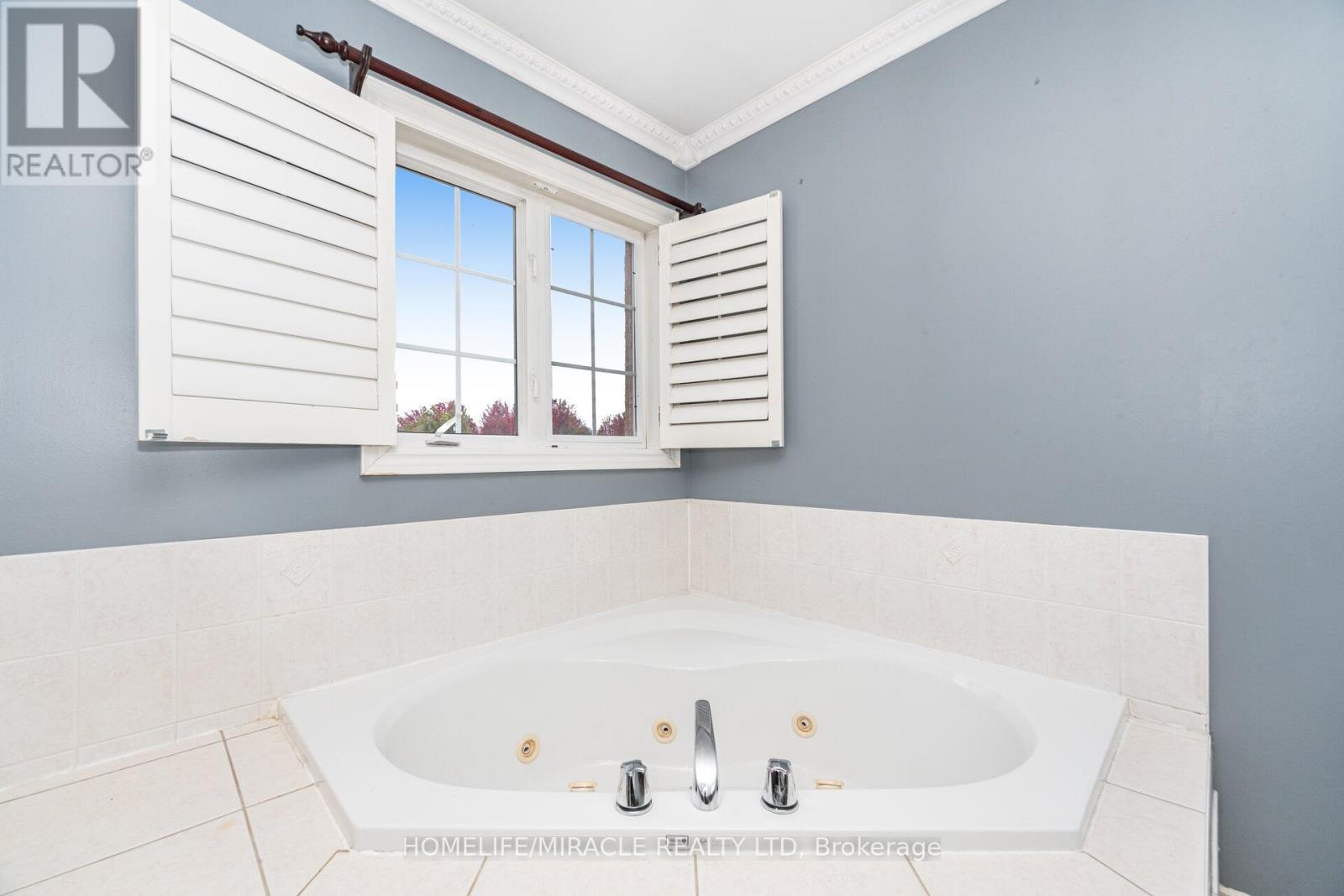 62 Queen Mary Drive, Brampton, Ontario  L7A 2K3 - Photo 33 - W12500396