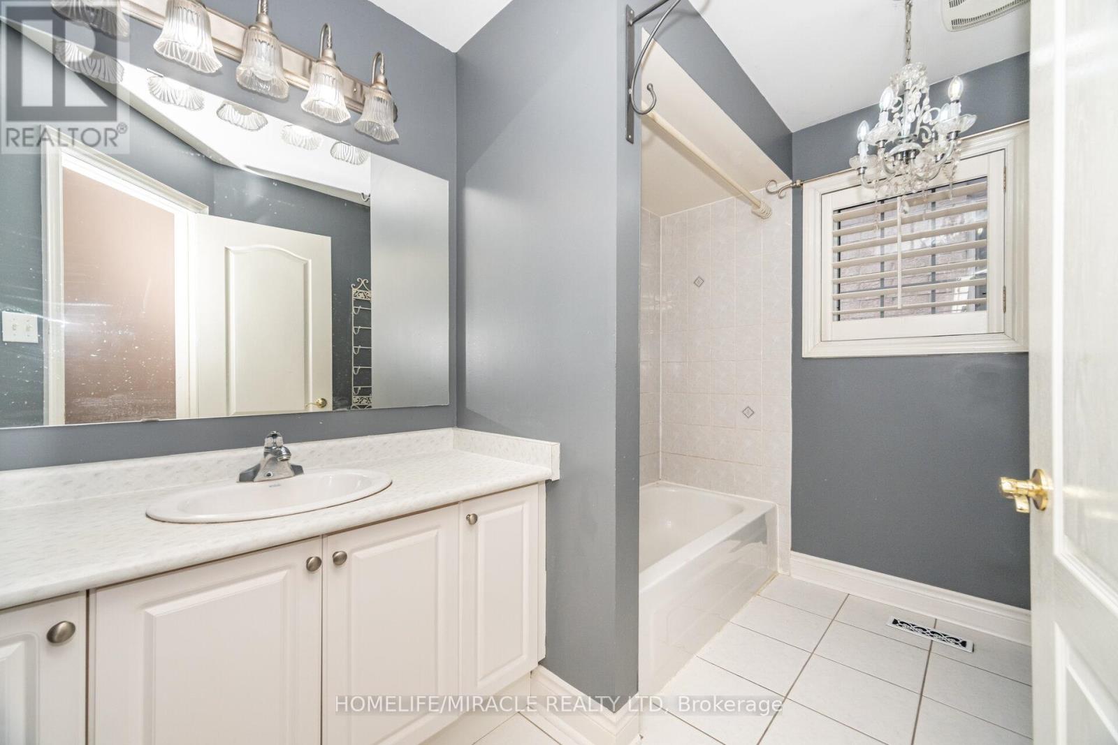 62 Queen Mary Drive, Brampton, Ontario  L7A 2K3 - Photo 36 - W12500396