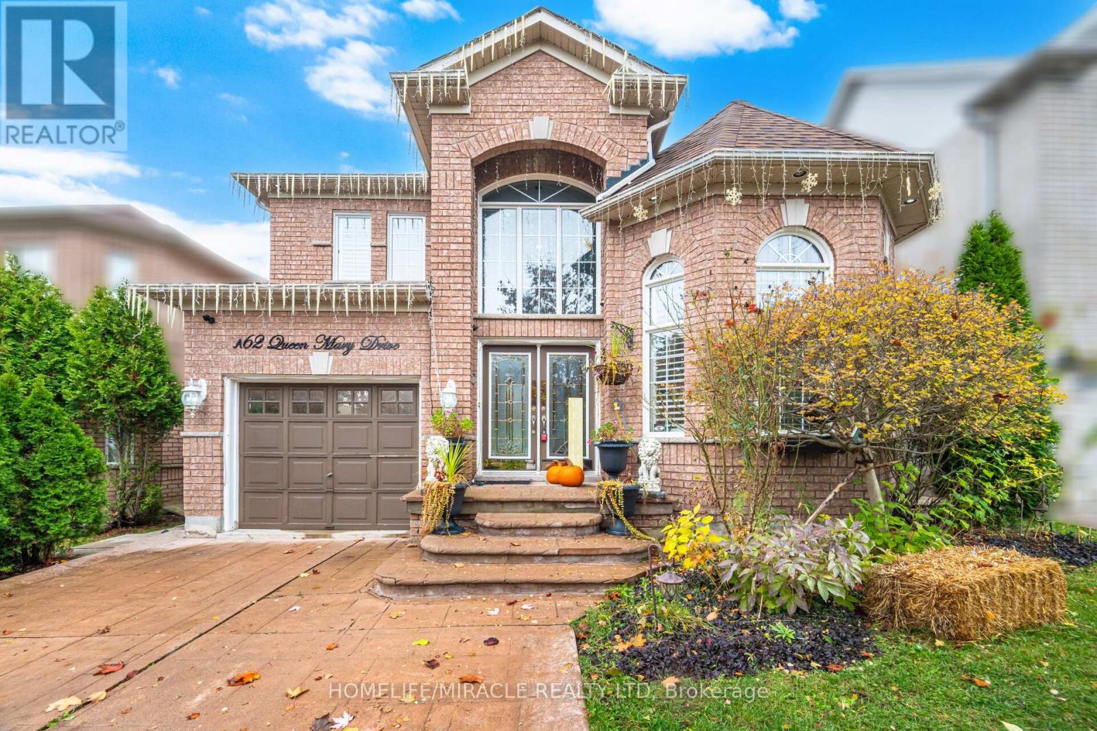62 Queen Mary Drive, Brampton, Ontario  L7A 2K3 - Photo 5 - W12500396