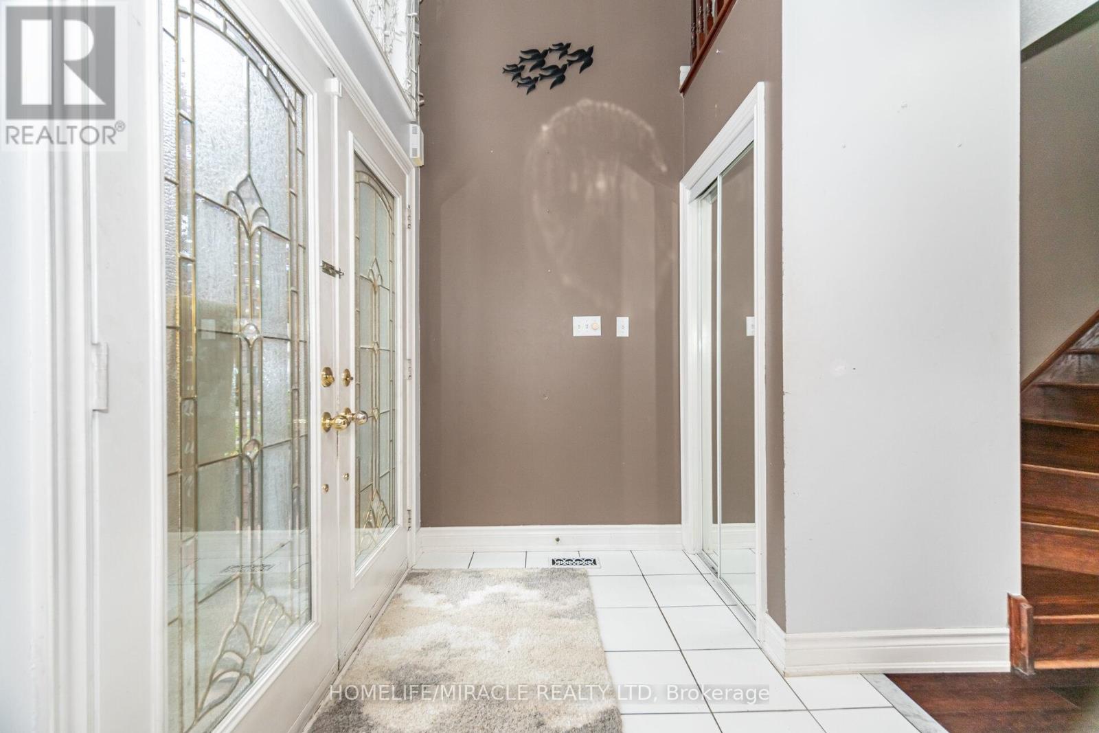 62 Queen Mary Drive, Brampton, Ontario  L7A 2K3 - Photo 6 - W12500396