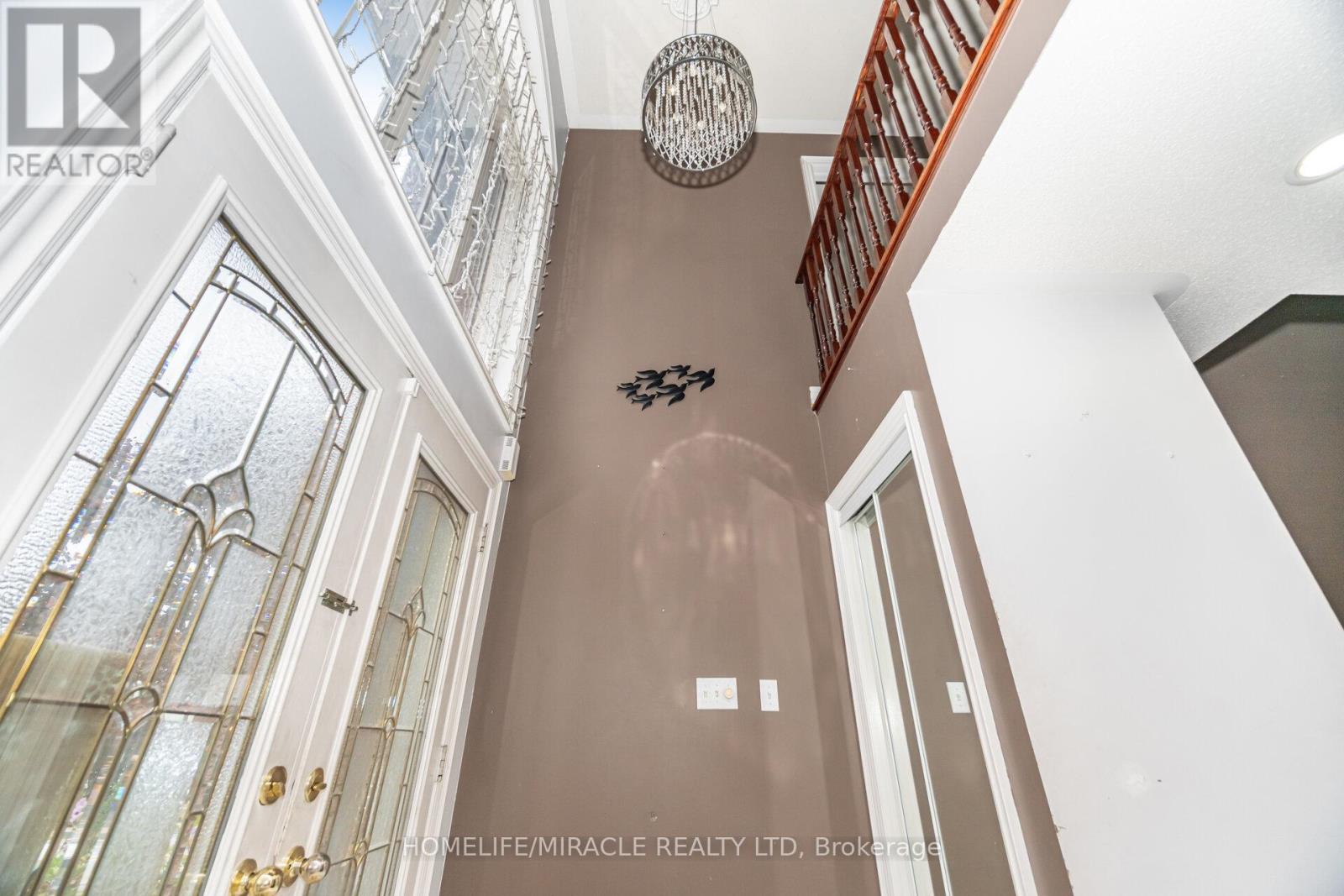 62 Queen Mary Drive, Brampton, Ontario  L7A 2K3 - Photo 8 - W12500396