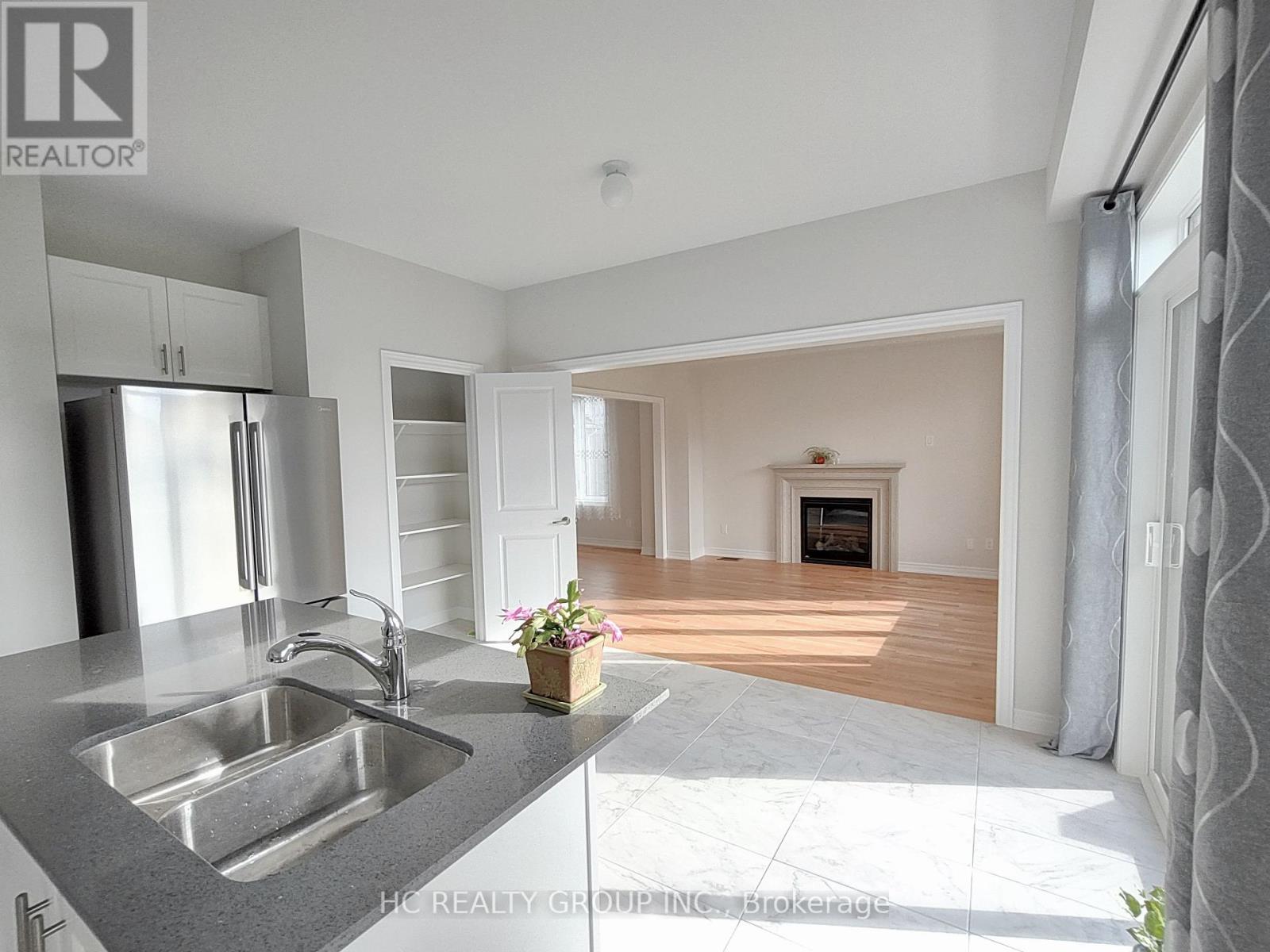 4 Sam Battaglia Crescent, Georgina, Ontario  L0E 1R0 - Photo 9 - N12500308