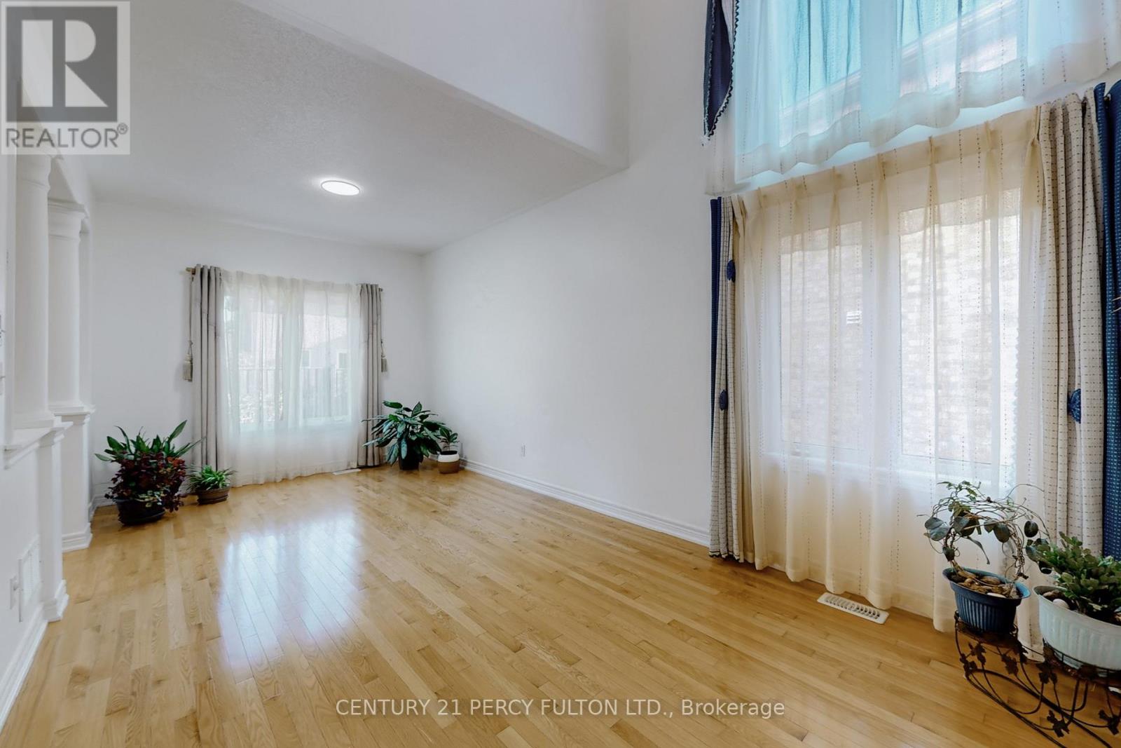 5 Attmar Drive, Brampton, Ontario  L6P 2R4 - Photo 2 - W12498544