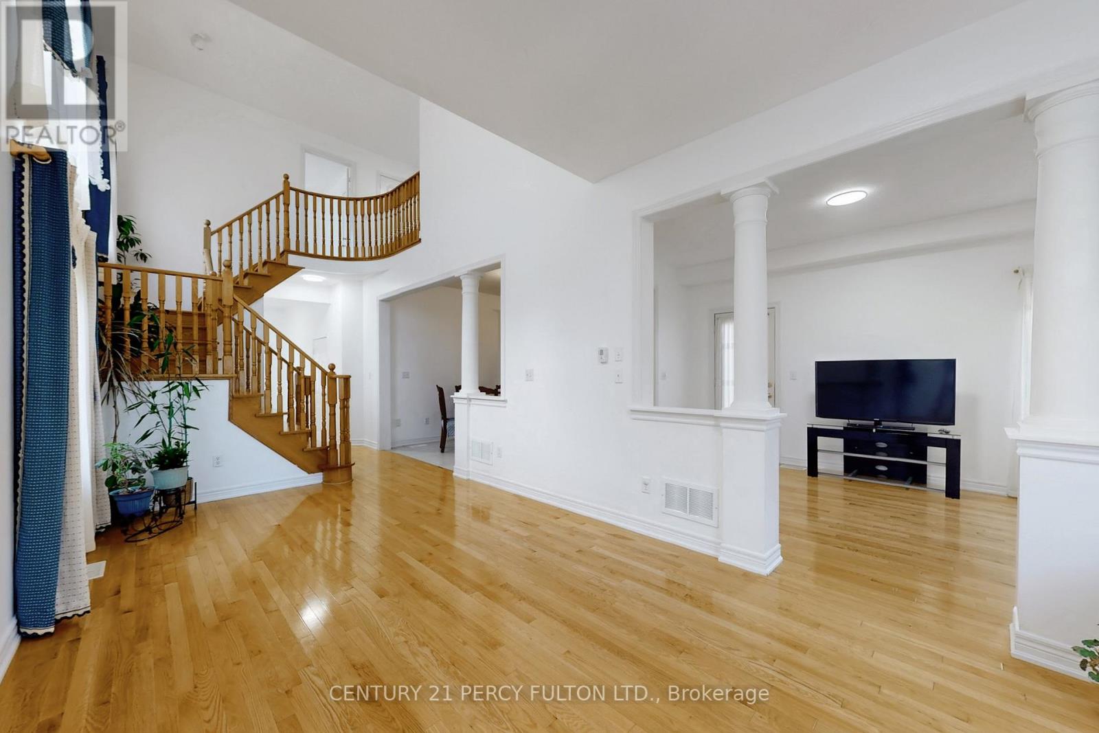 5 Attmar Drive, Brampton, Ontario  L6P 2R4 - Photo 4 - W12498544