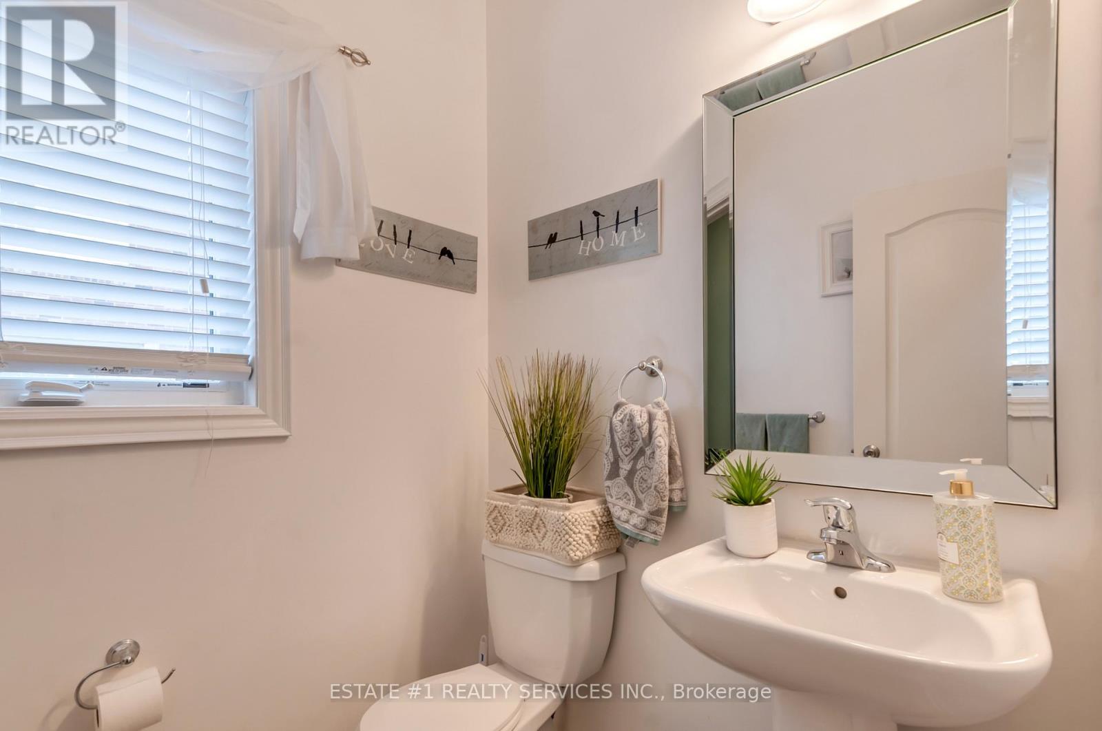 4 Bassett Crescent, Brampton, Ontario  L6X 5G2 - Photo 5 - W12498476