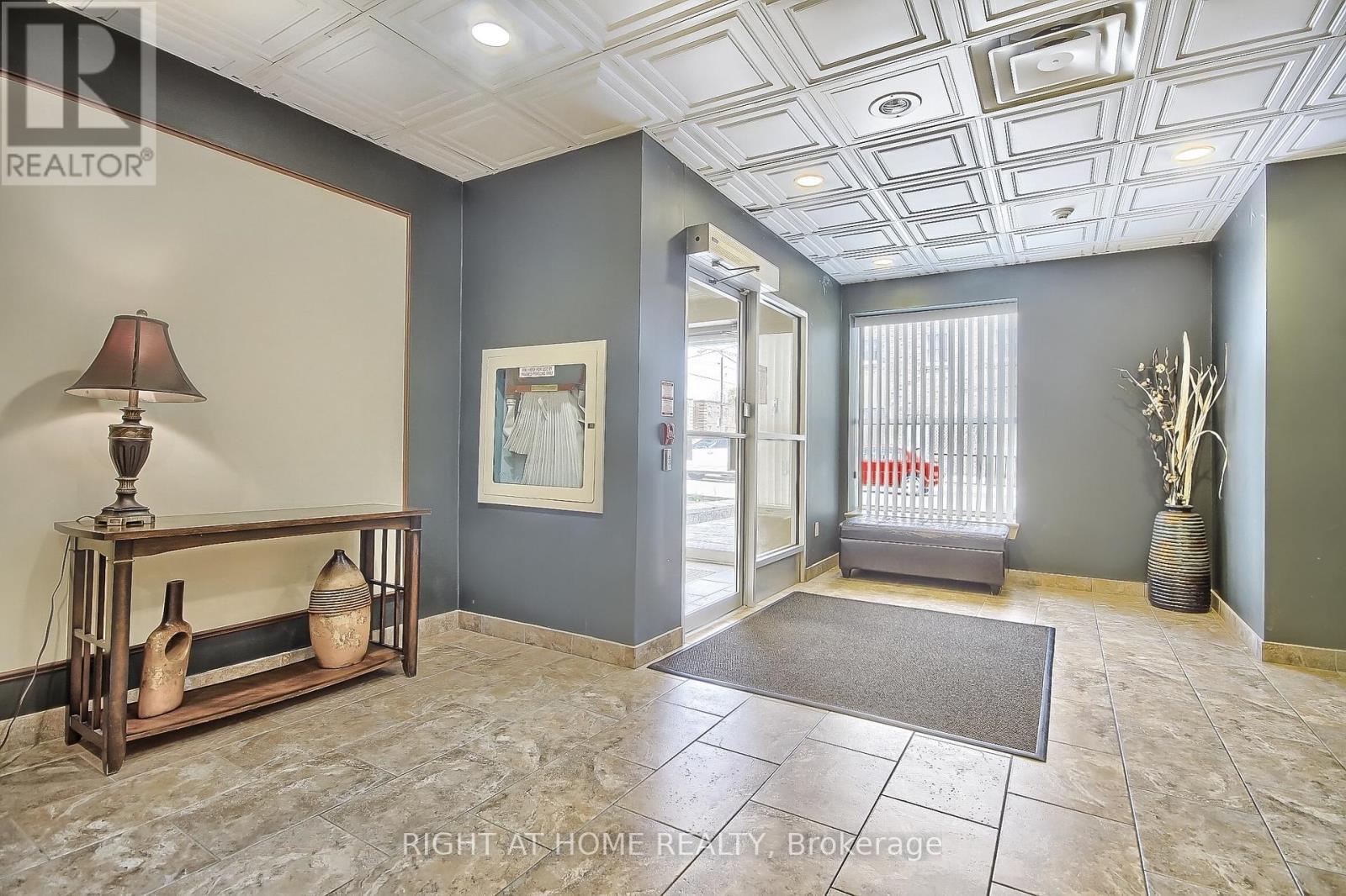 206 - 955 O' Connor Drive, Toronto, Ontario  M4B 2S7 - Photo 2 - E12500436