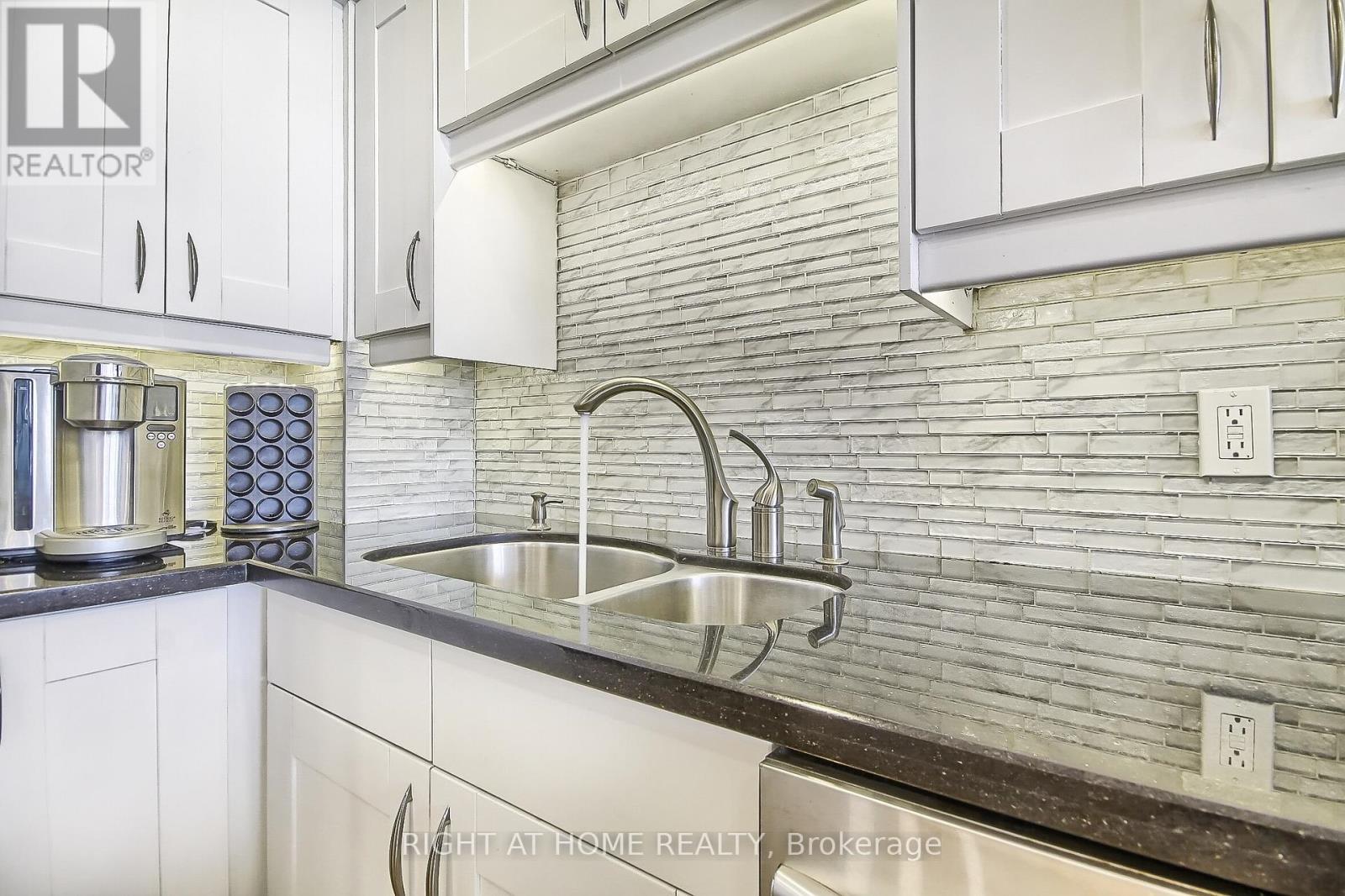 206 - 955 O' Connor Drive, Toronto, Ontario  M4B 2S7 - Photo 4 - E12500436