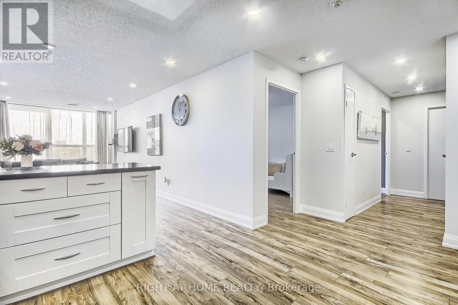 206 - 955 O' Connor Drive, Toronto, Ontario  M4B 2S7 - Photo 8 - E12500436