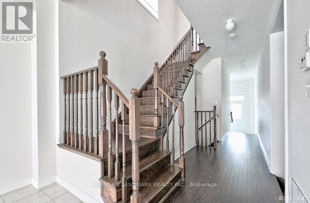 28 Titan Trail, Markham, Ontario  L3S 0E2 - Photo 4 - N12500460
