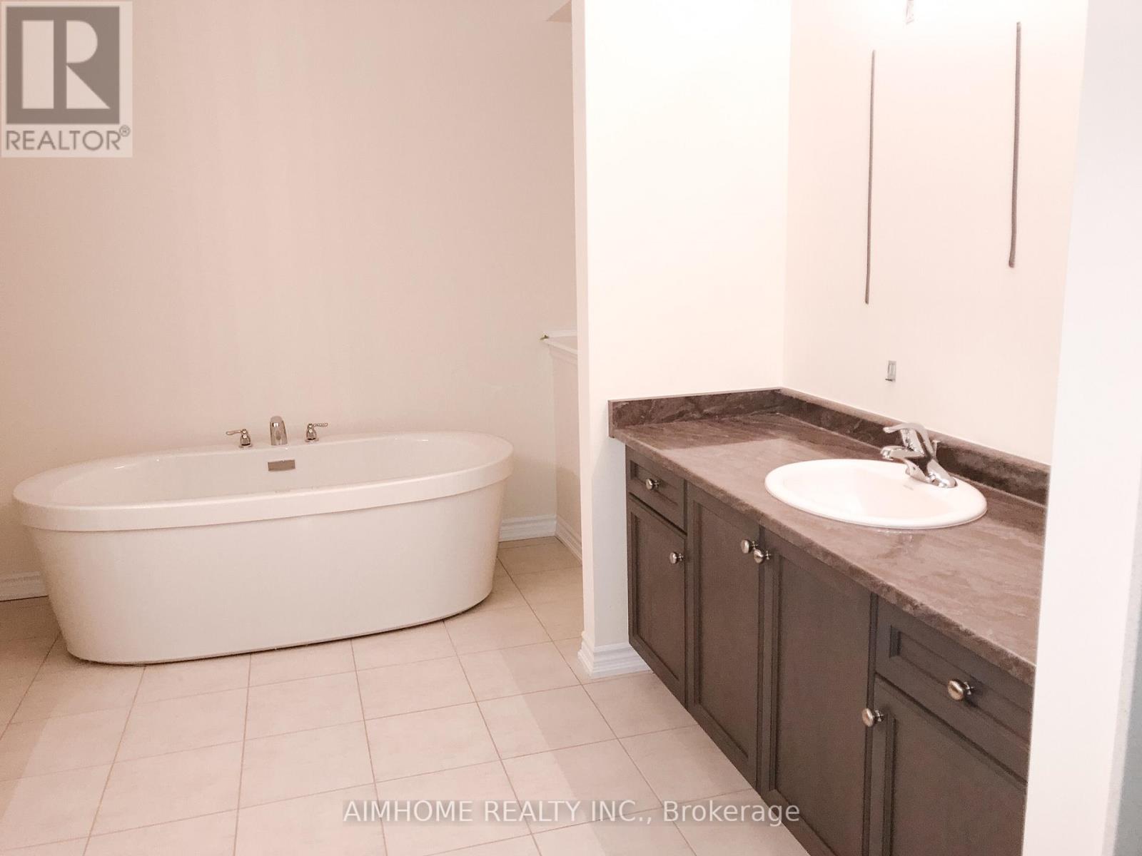 30 Deepwood Crescent, East Gwillimbury, Ontario  L9N 0P8 - Photo 9 - N12500462