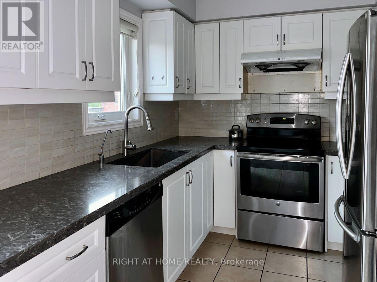 346 Riverstone Drive, Oakville, Ontario  L6H 7M3 - Photo 4 - W12500454