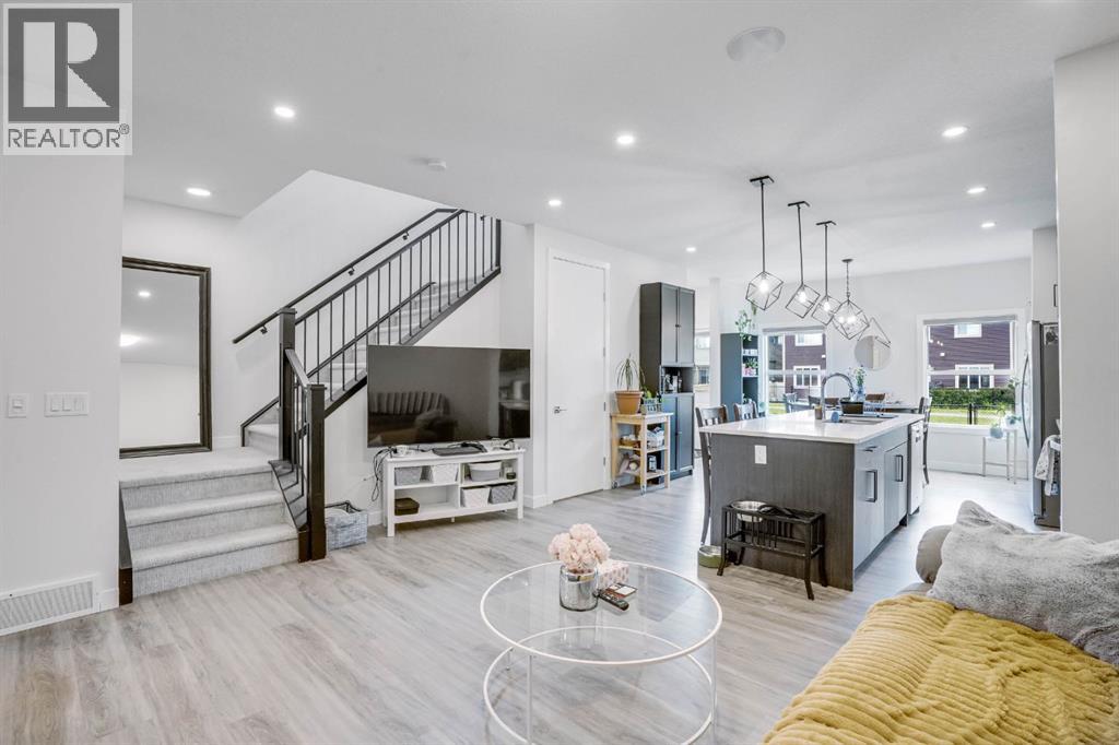 Property at 28 Midtown Close SW image 4