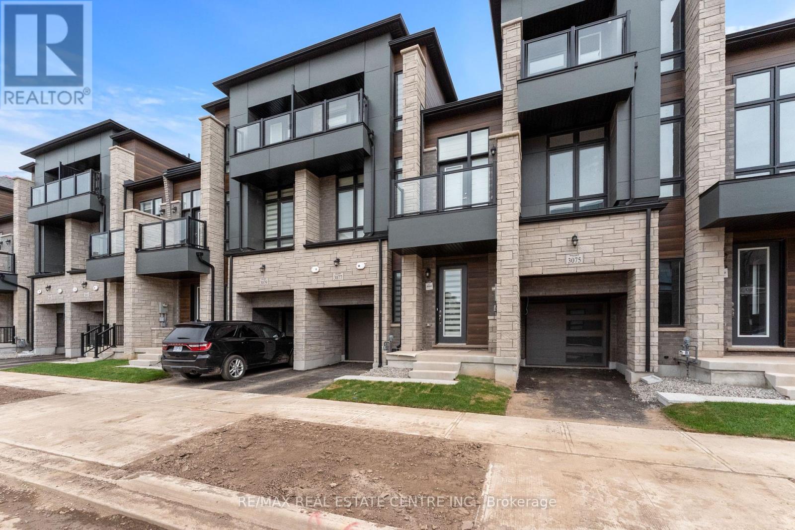 3077 Perkins Way, Oakville, Ontario  L6H 7G1 - Photo 4 - W12500510