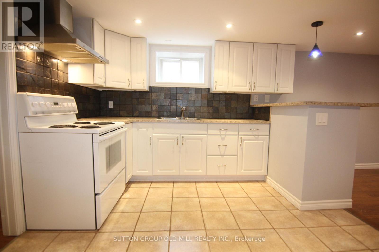 39 Risdon Court, Toronto, Ontario  M9C 4E6 - Photo 4 - W12500520